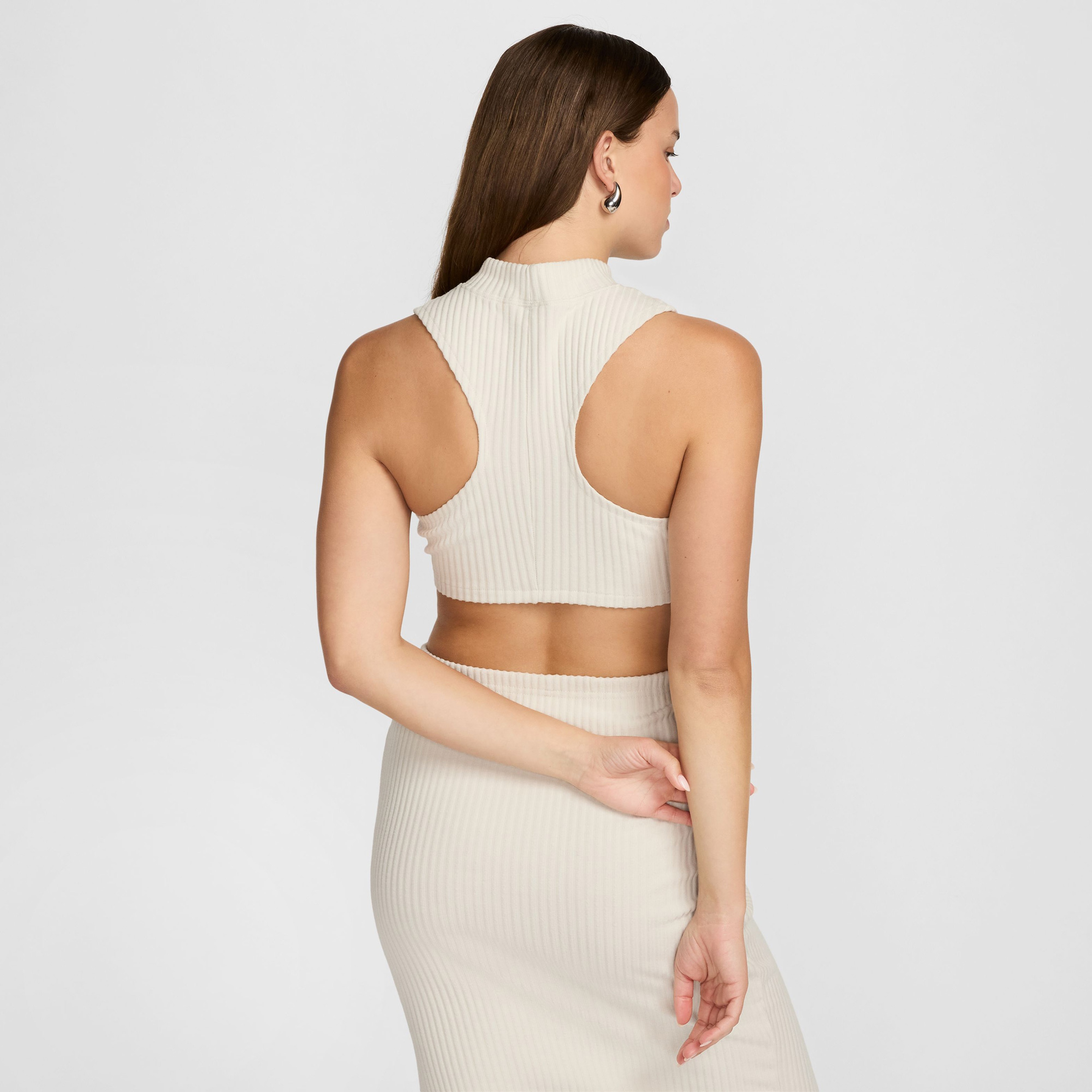 Nike Sportswear Chill Knit Kadın Beyaz Kolsuz T-Shirt