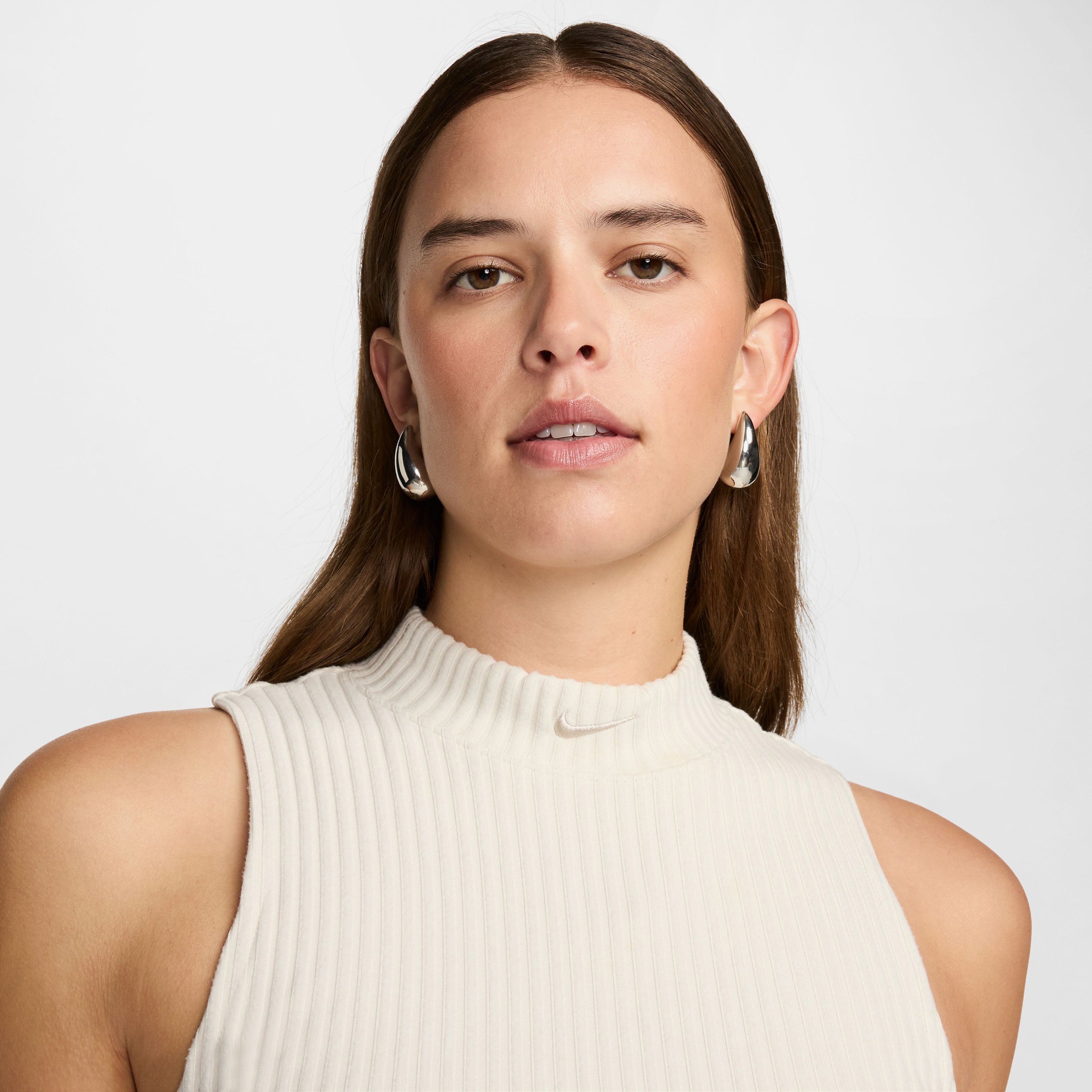 Nike Sportswear Chill Knit Kadın Beyaz Kolsuz T-Shirt