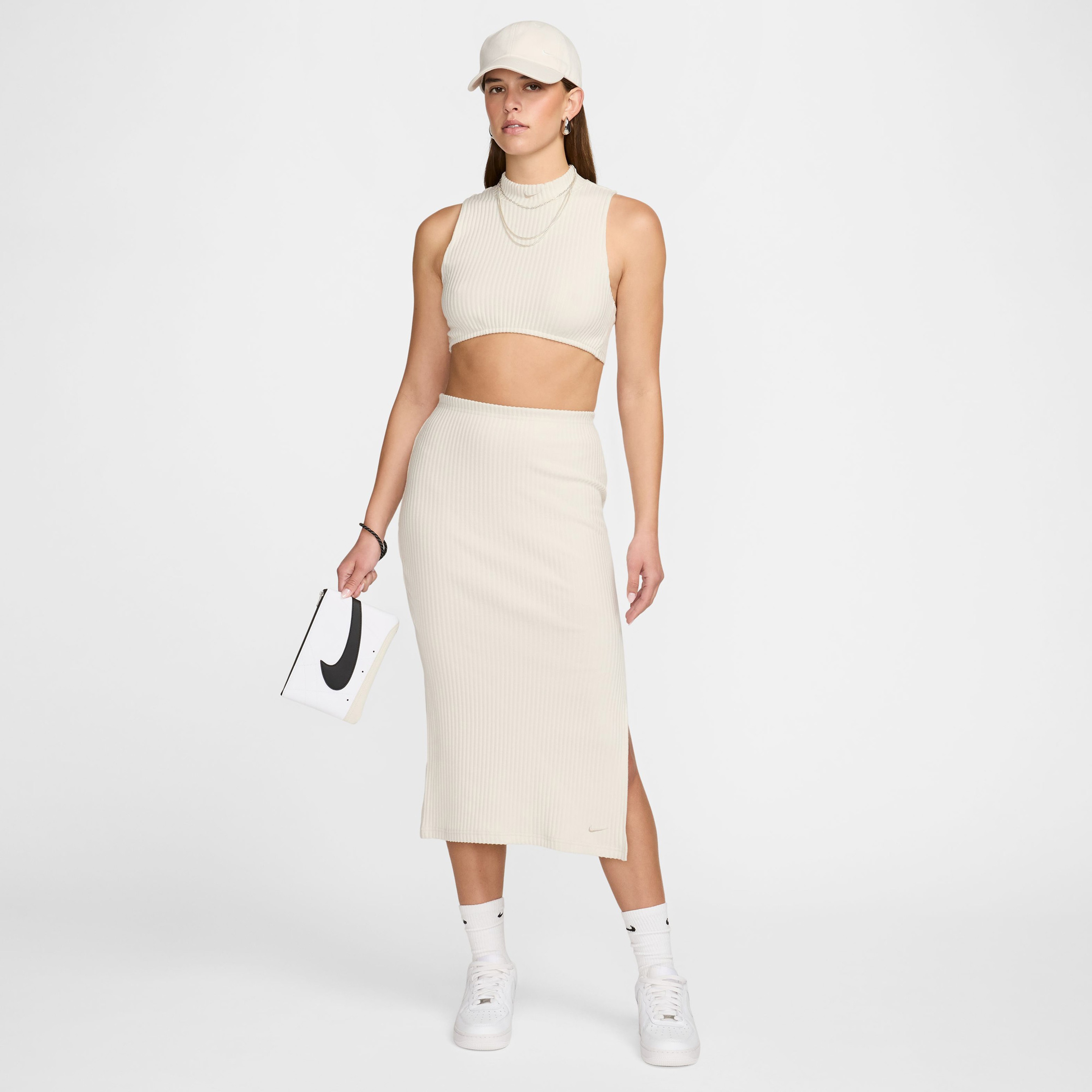 Nike Sportswear Chill Knit Kadın Beyaz Kolsuz T-Shirt