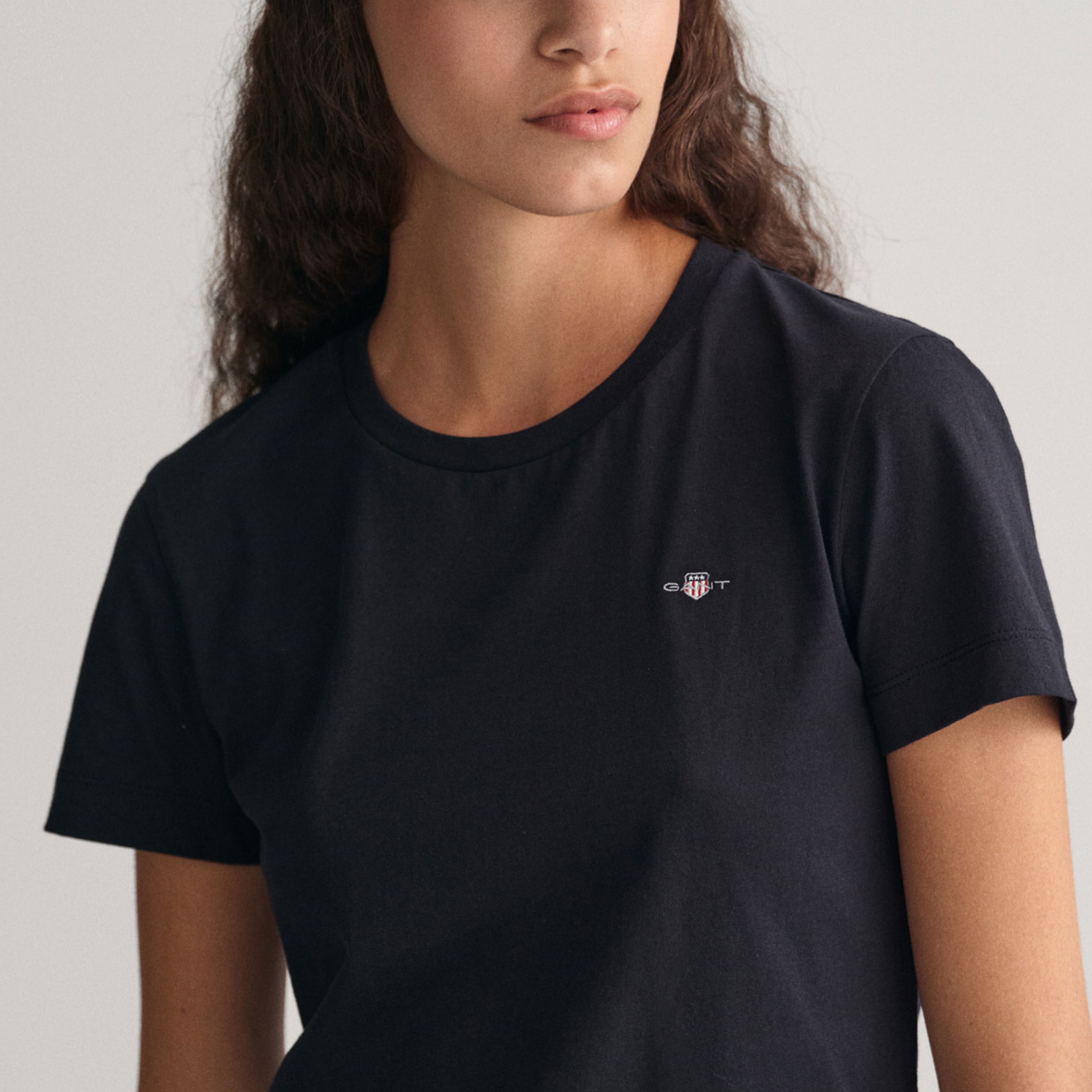 GANT Kadın Siyah Bisiklet Yaka Regular Fit T-Shirt