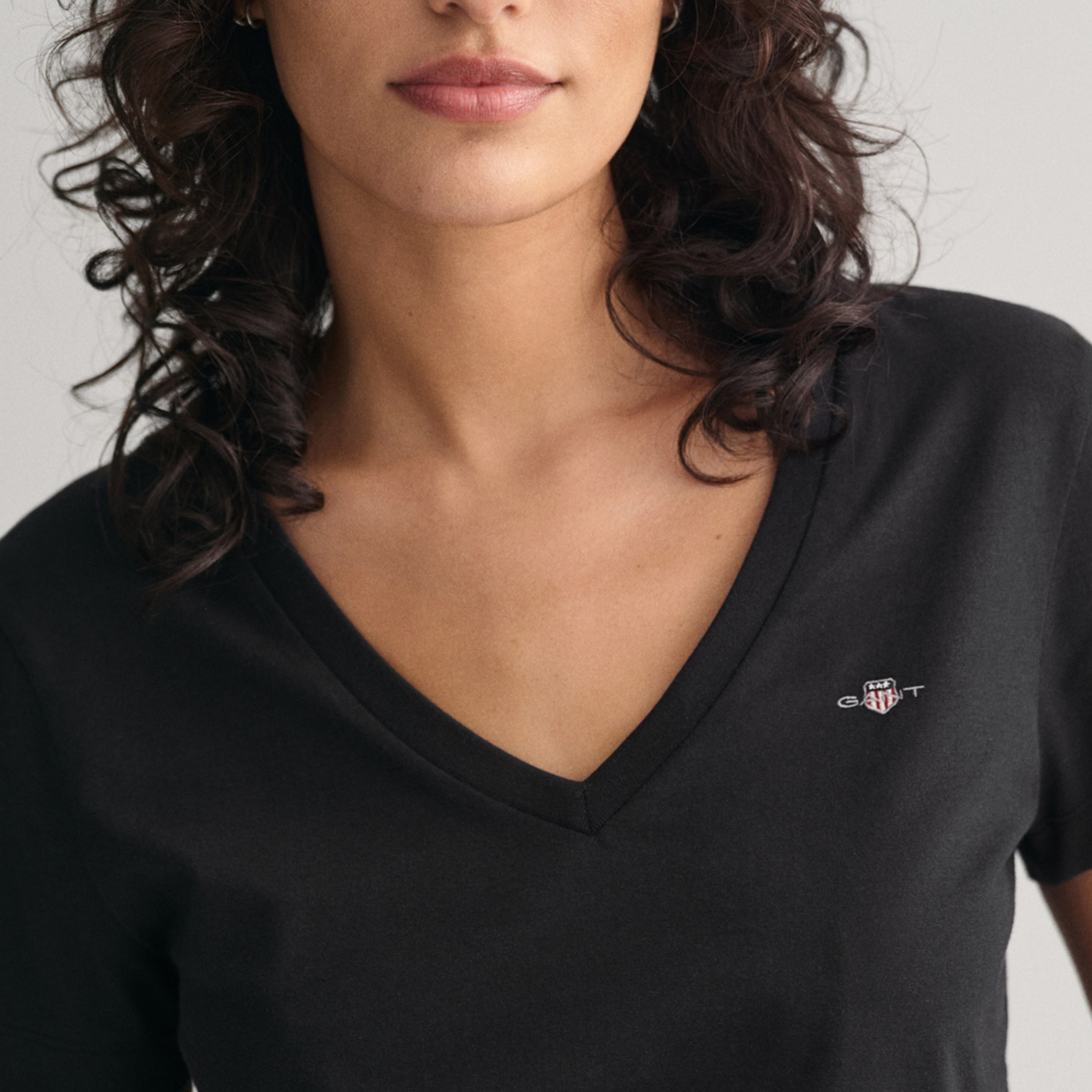 GANT Kadın Siyah V Yaka Regular Fit T-Shirt