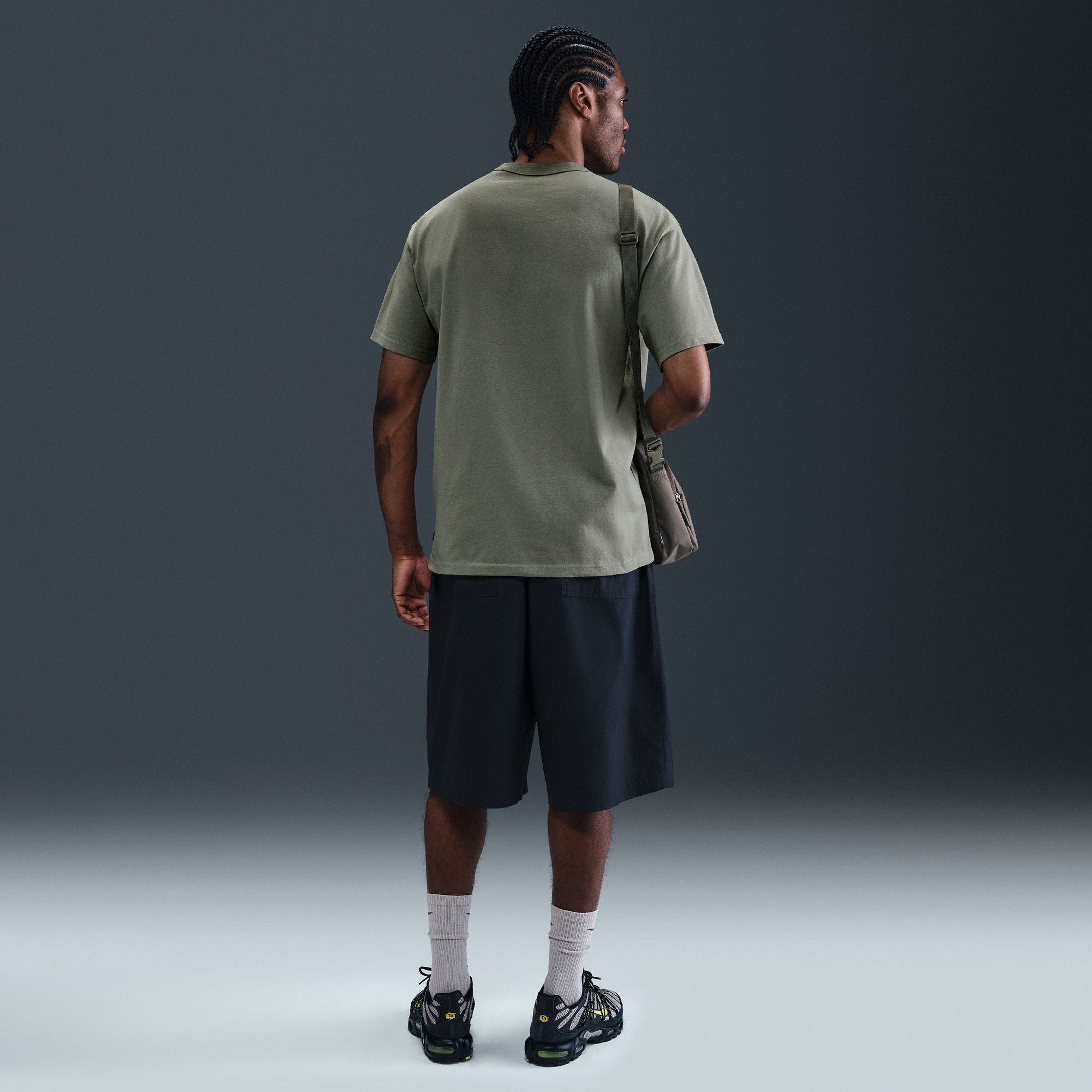 Nike Sportswear Premium Essentials Erkek Haki T-Shirt