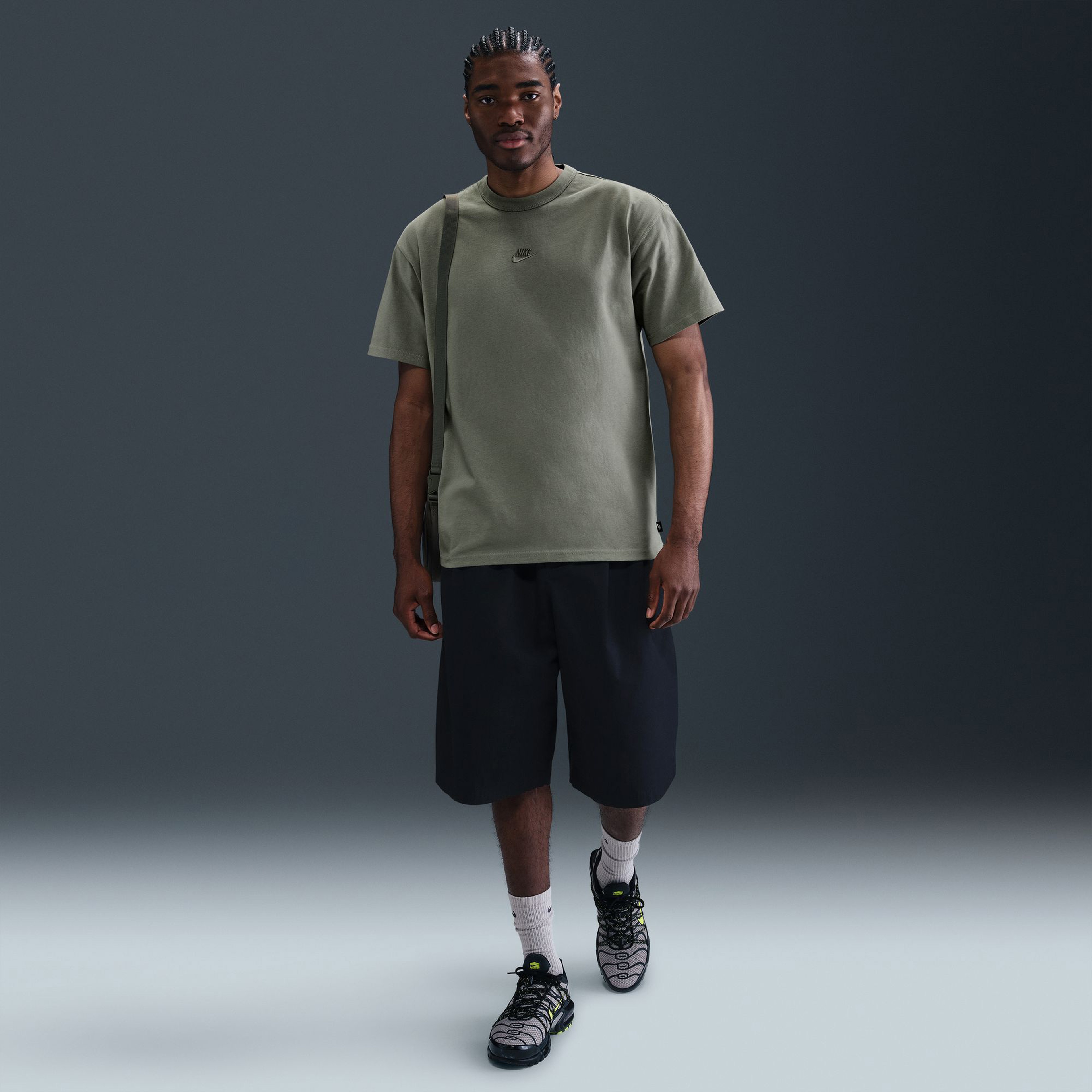 Nike Sportswear Premium Essentials Erkek Haki T-Shirt