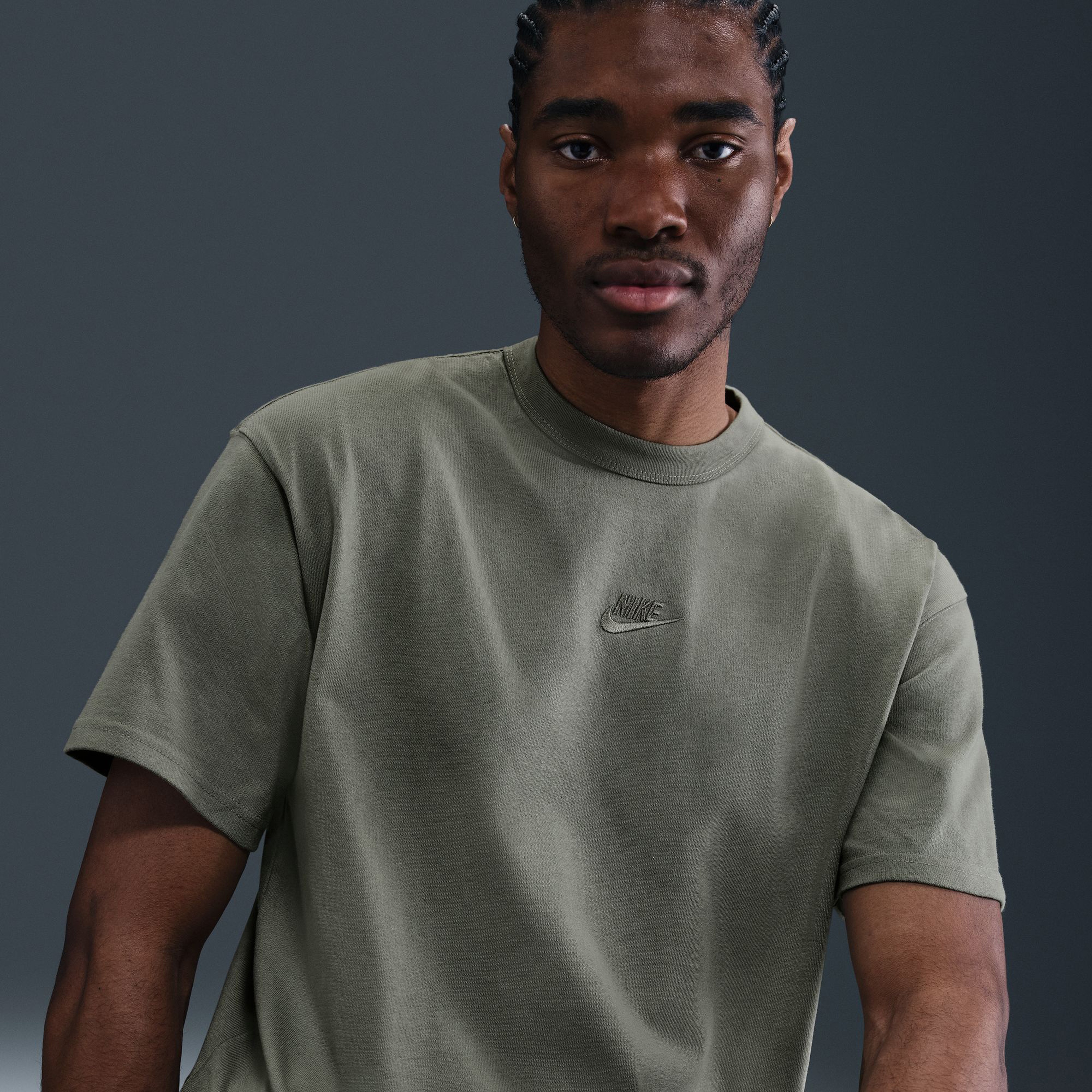 Nike Sportswear Premium Essentials Erkek Haki T-Shirt