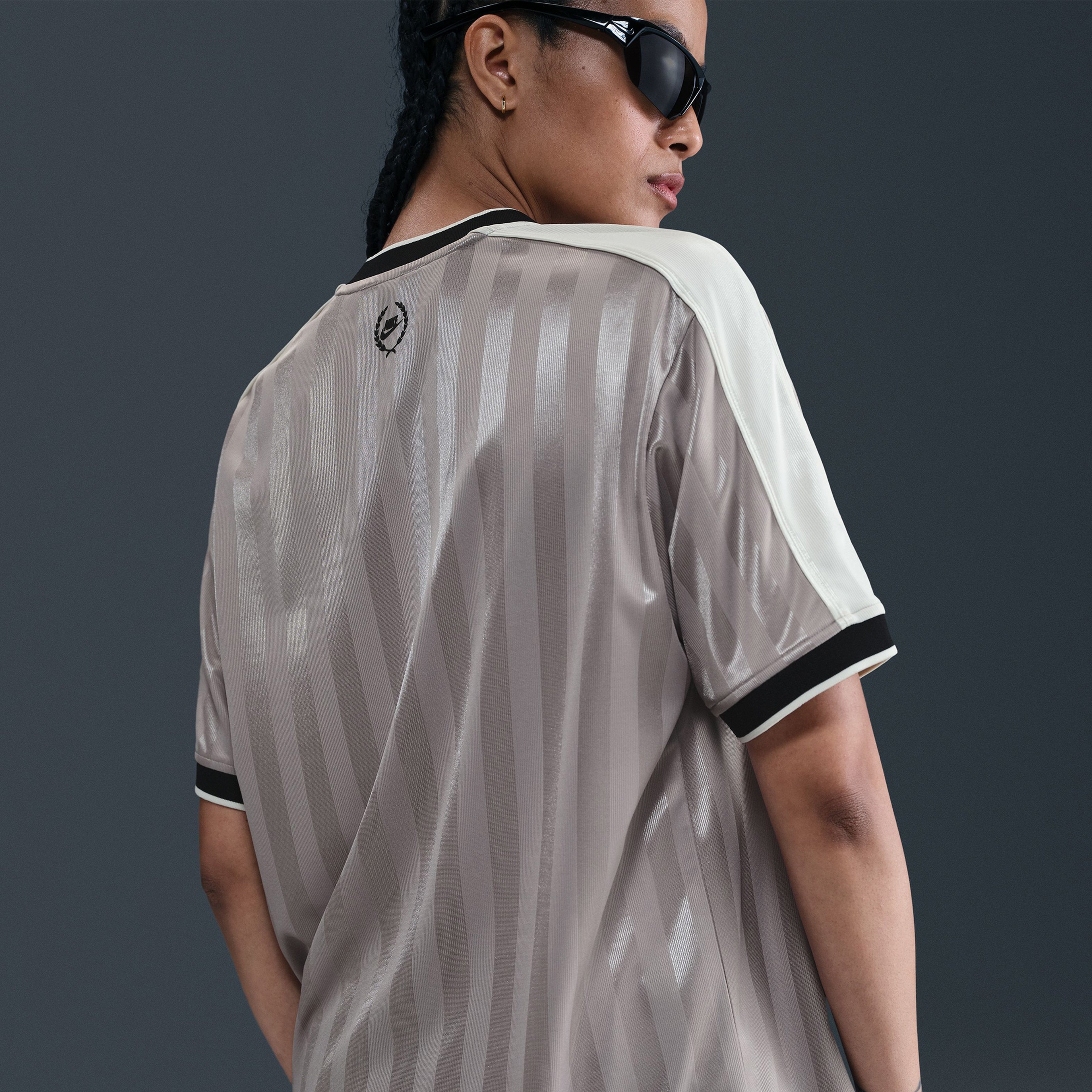 Nike Sportswear V Yakalı Kadın Gri Forma