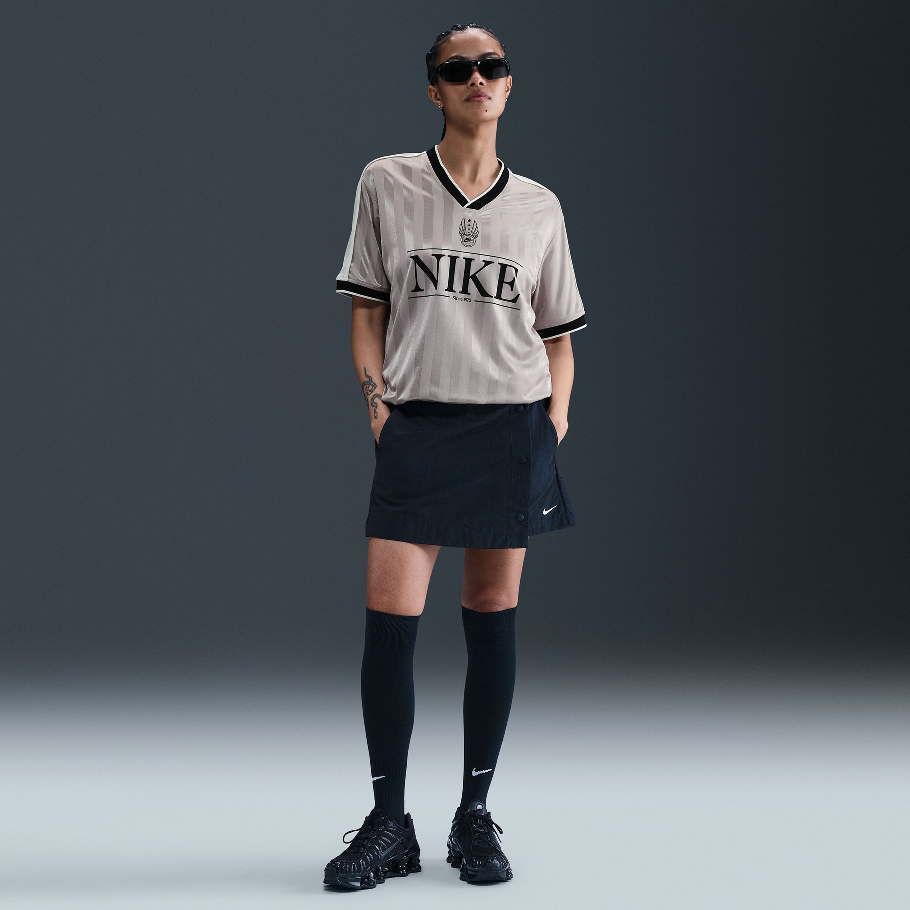 Nike Sportswear V Yakalı Kadın Gri Forma