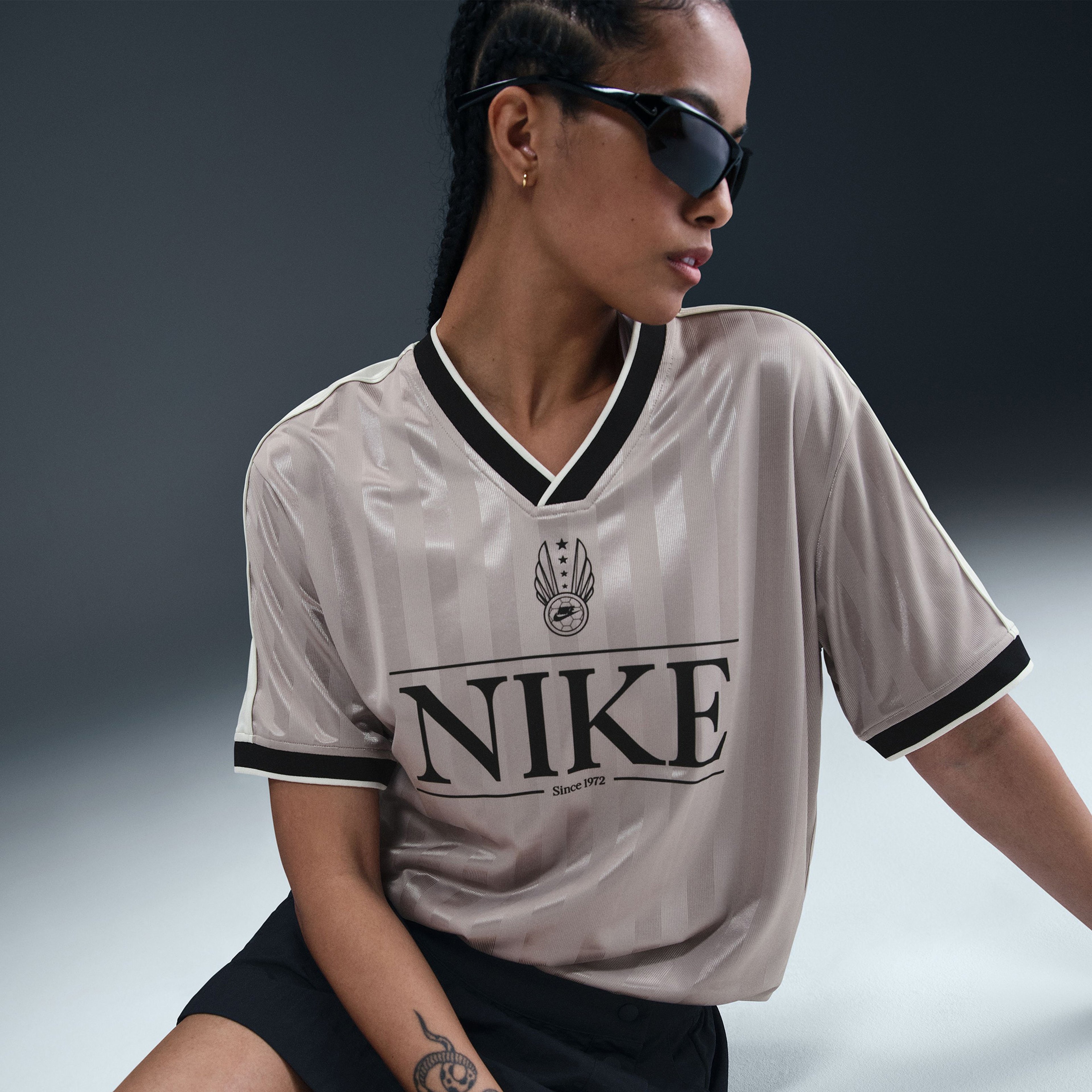 Nike Sportswear V Yakalı Kadın Gri Forma