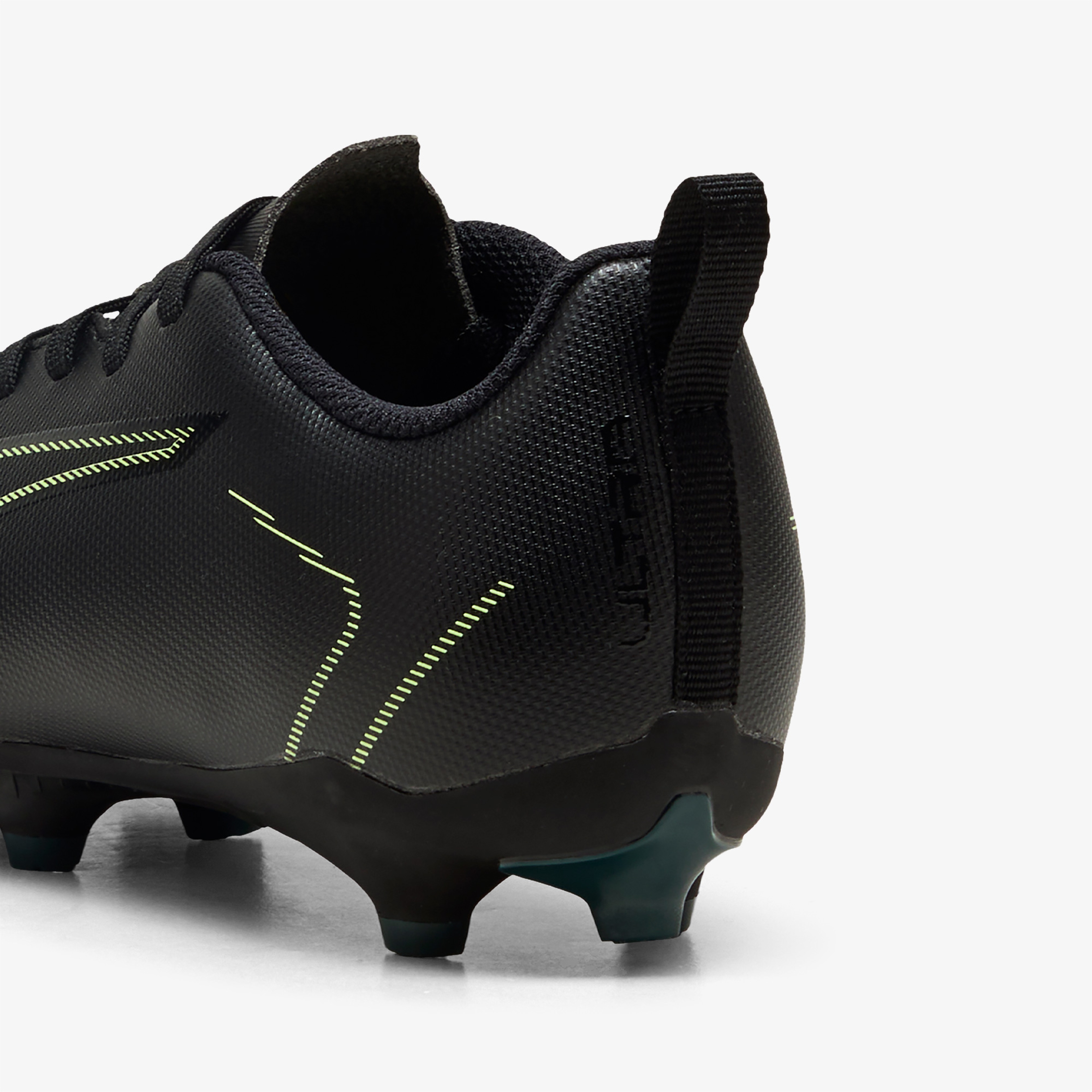 Puma Ultra 6 Play Fg-Ag Çocuk Siyah Çim Saha Kramponu