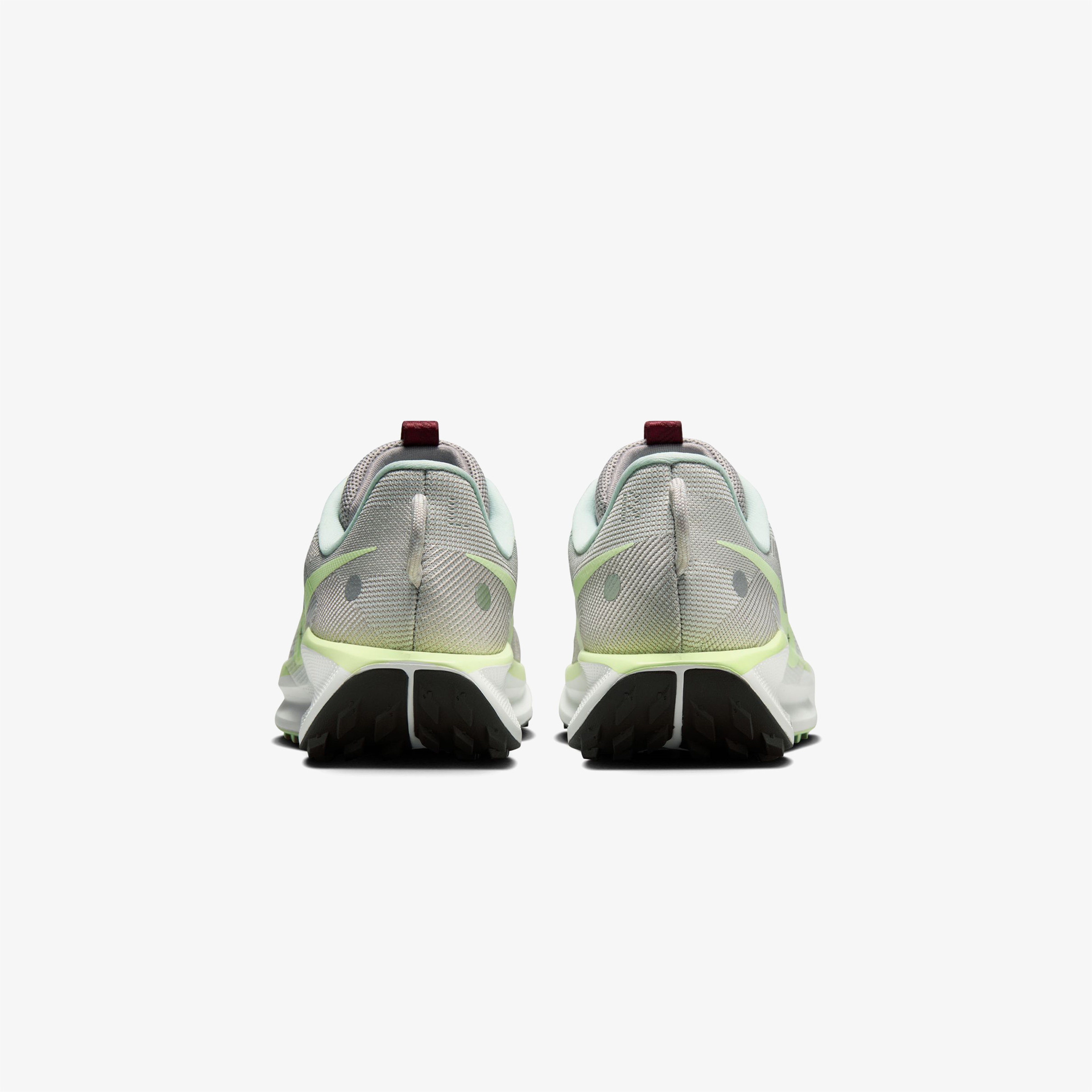 Nike Pegasus Trail 5 Erkek Gri Koşu Ayakkabısı