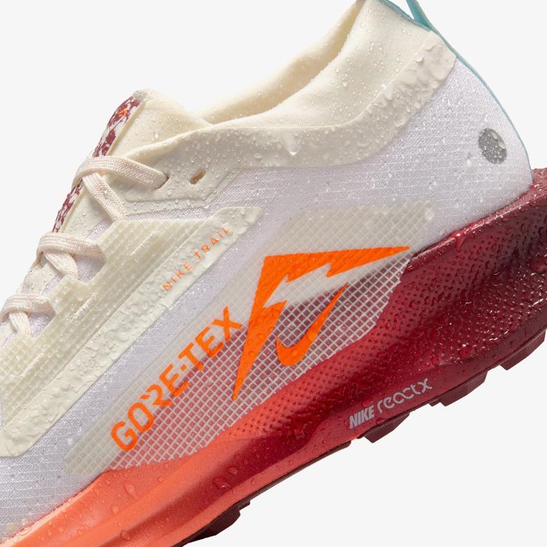Nike Pegasus Trail 5 Gore-Tex Kadın Krem Koşu Ayakkabısı