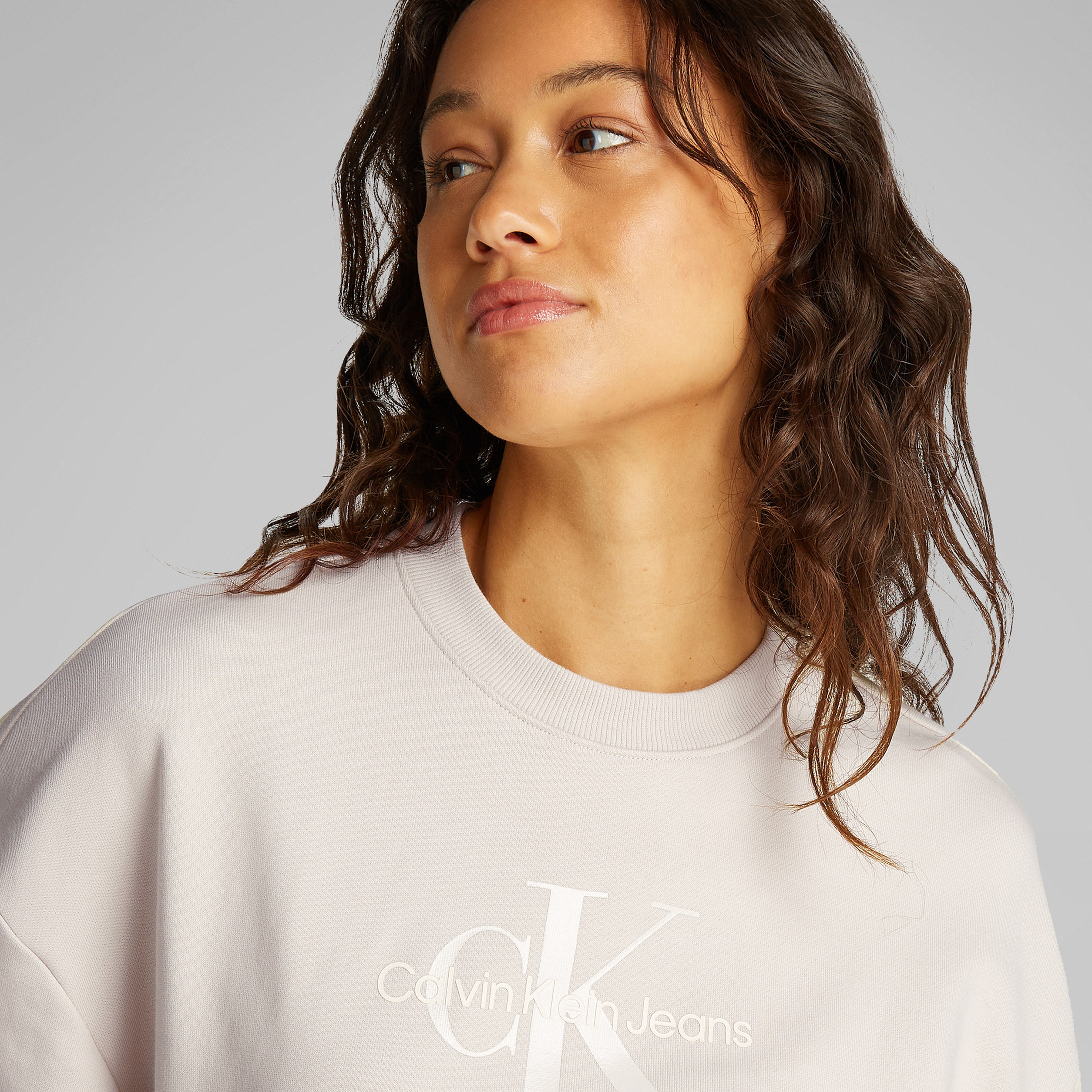 Calvin Klein Glossy Monologo Regular Crewne Kadın Bej Sweatshirt