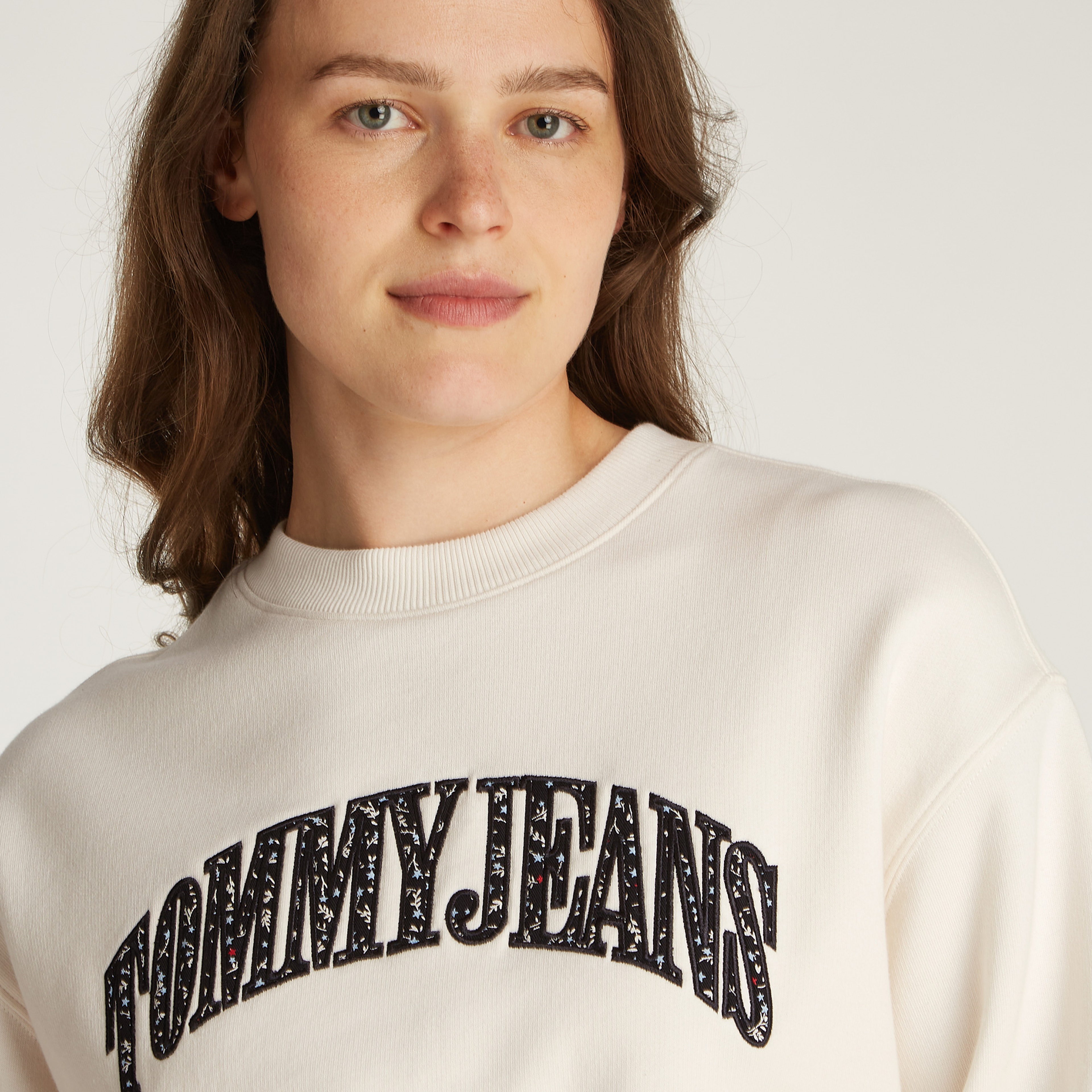 Tommy Jeans Relax Floral Varsity Crew Kadın Beyaz Sweatshirt