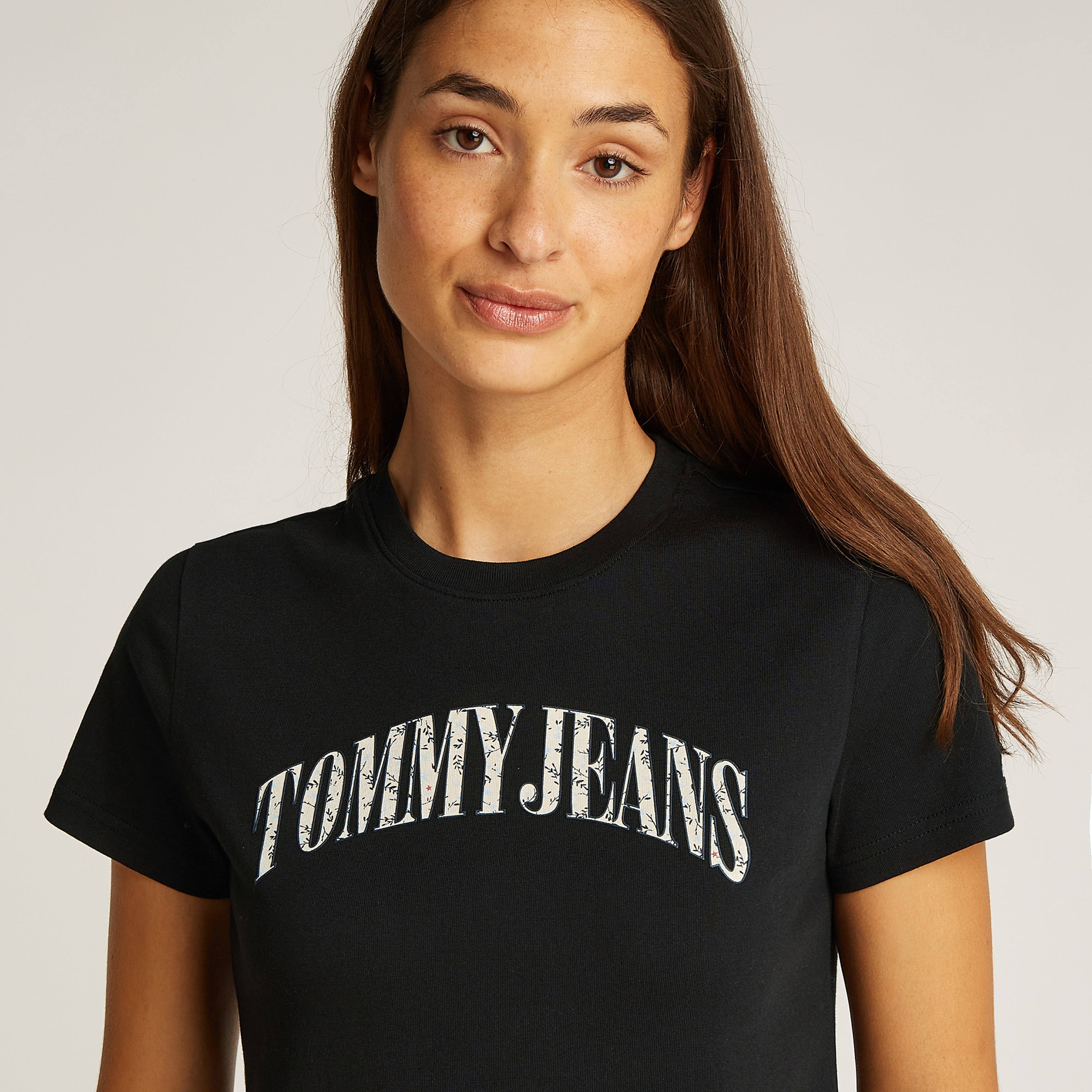 Tommy Jeans Reg Floral Varsity Kadın Siyah T-Shirt