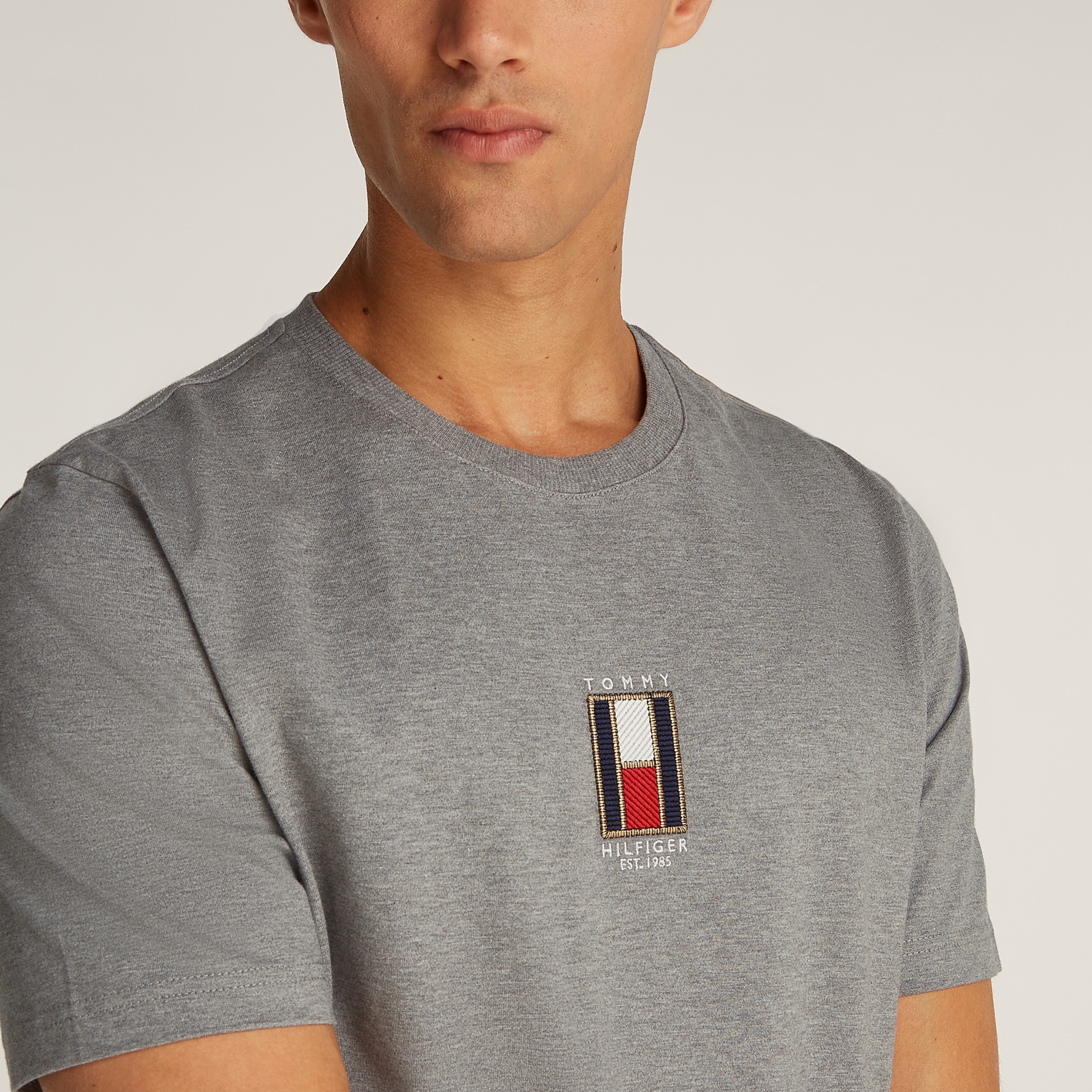 Tommy Hilfiger Vertical Flag Erkek Gri T-Shirt