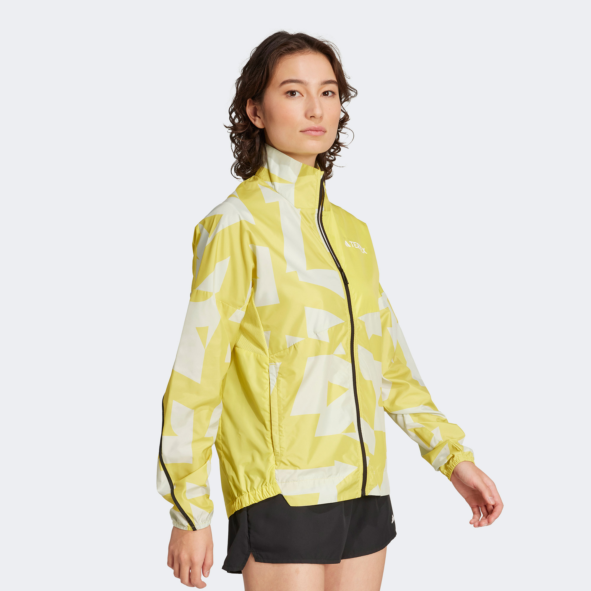 adidas Terrex Multi Printed Wind Kadın Sarı Ceket