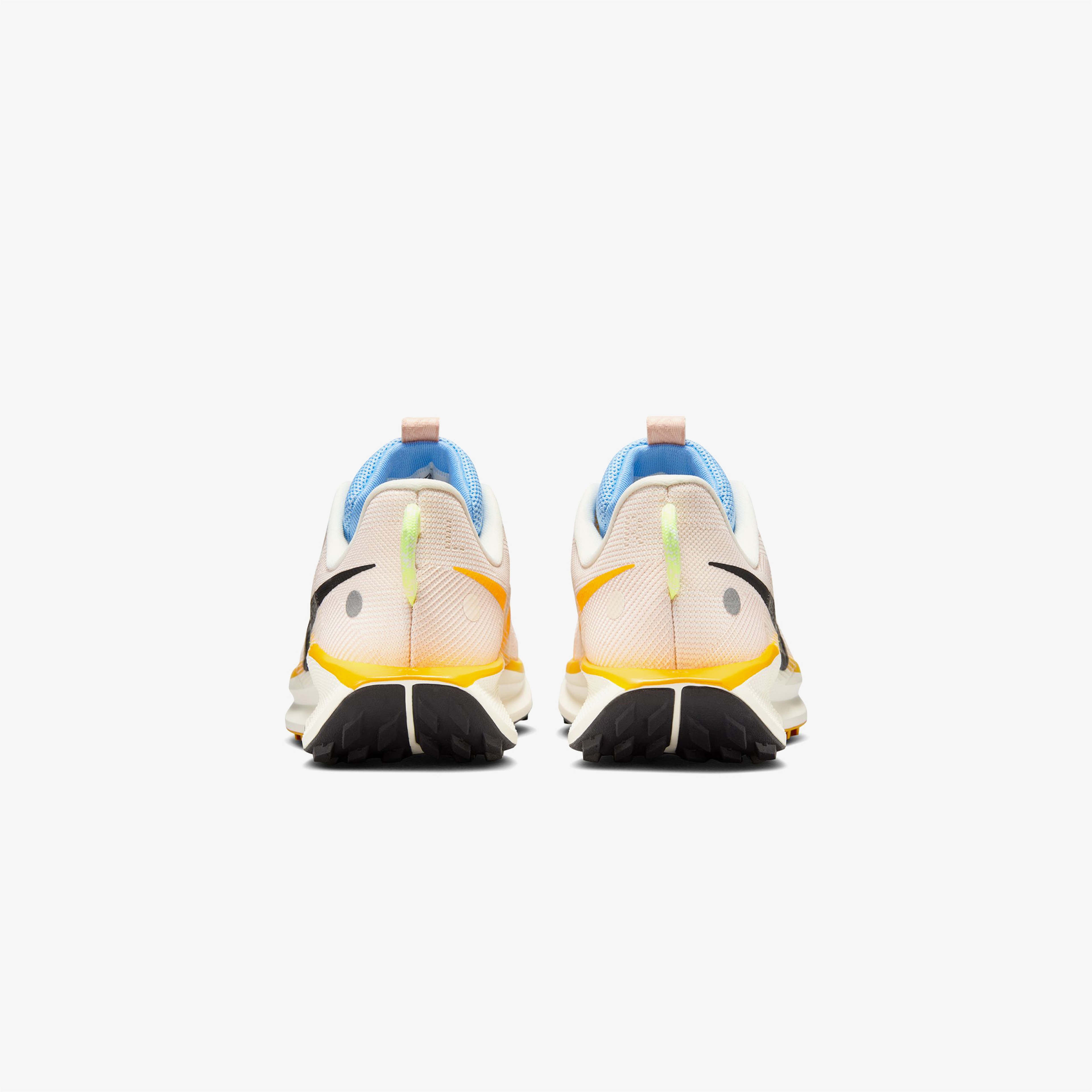 Nike Pegasus Trail 5 Kadın Gri Koşu Ayakkabısı