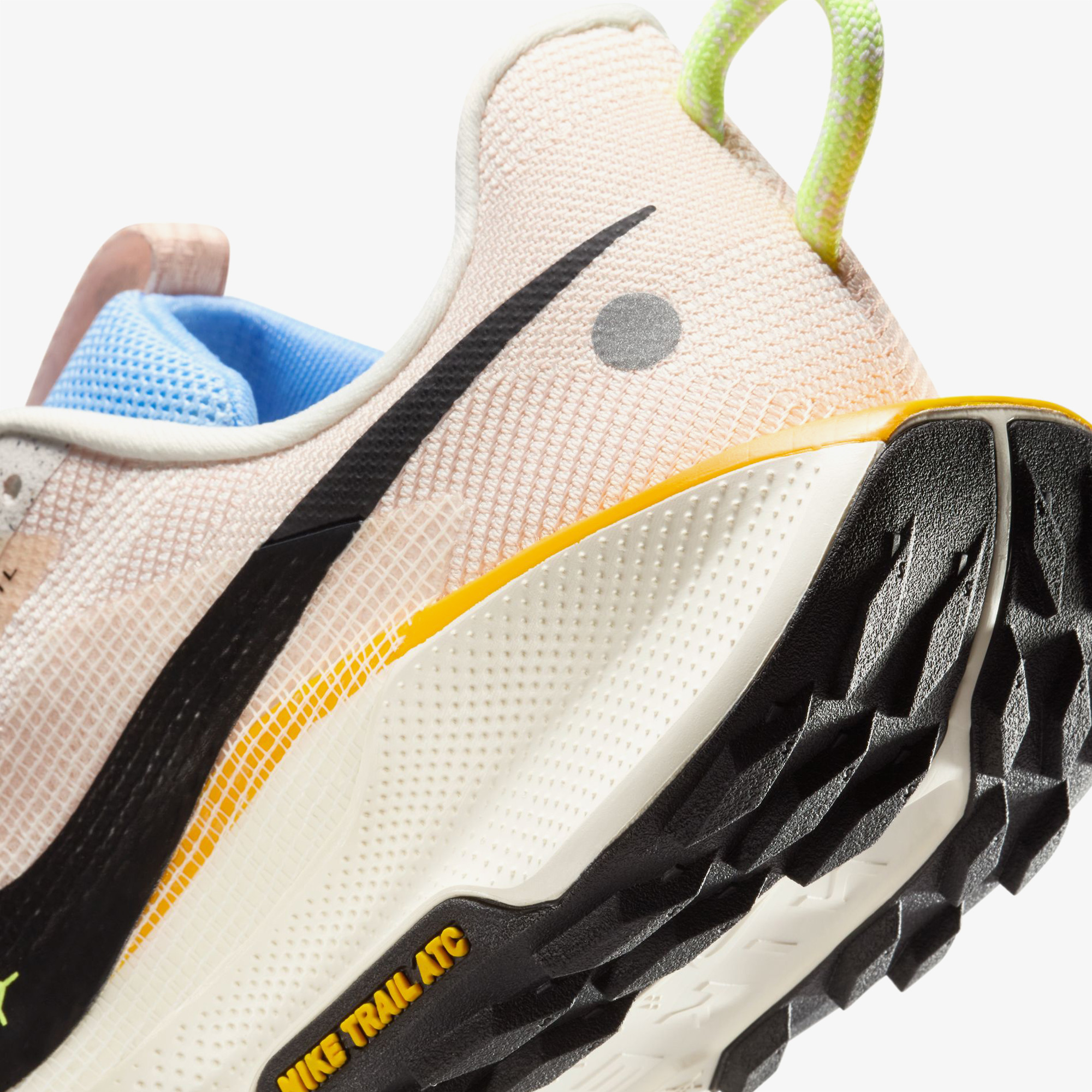 Nike Pegasus Trail 5 Kadın Gri Koşu Ayakkabısı