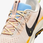 Nike Pegasus Trail 5 Kadın Gri Koşu Ayakkabısı