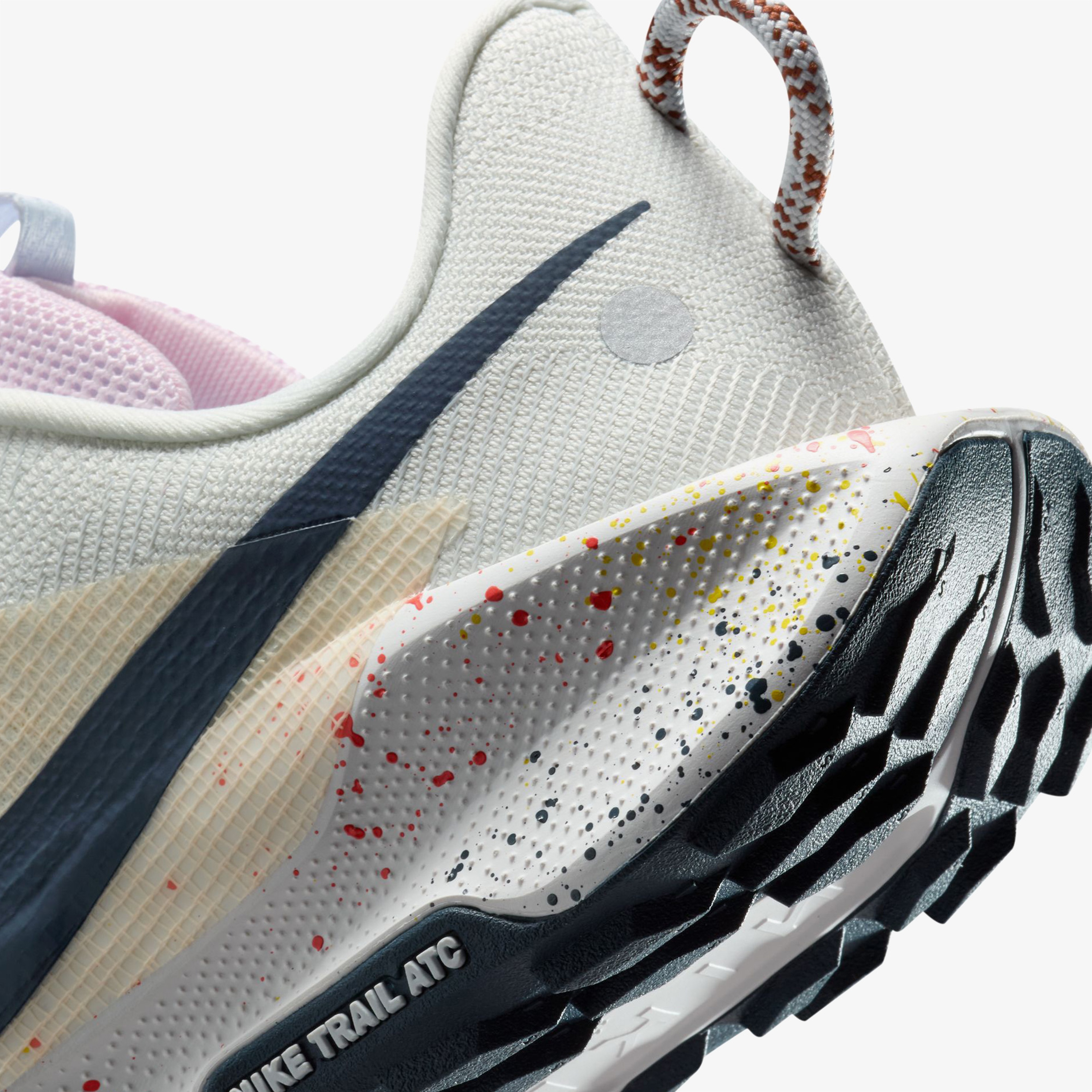 Nike Pegasus Trail 5 Kadın Beyaz Koşu Ayakkabısı