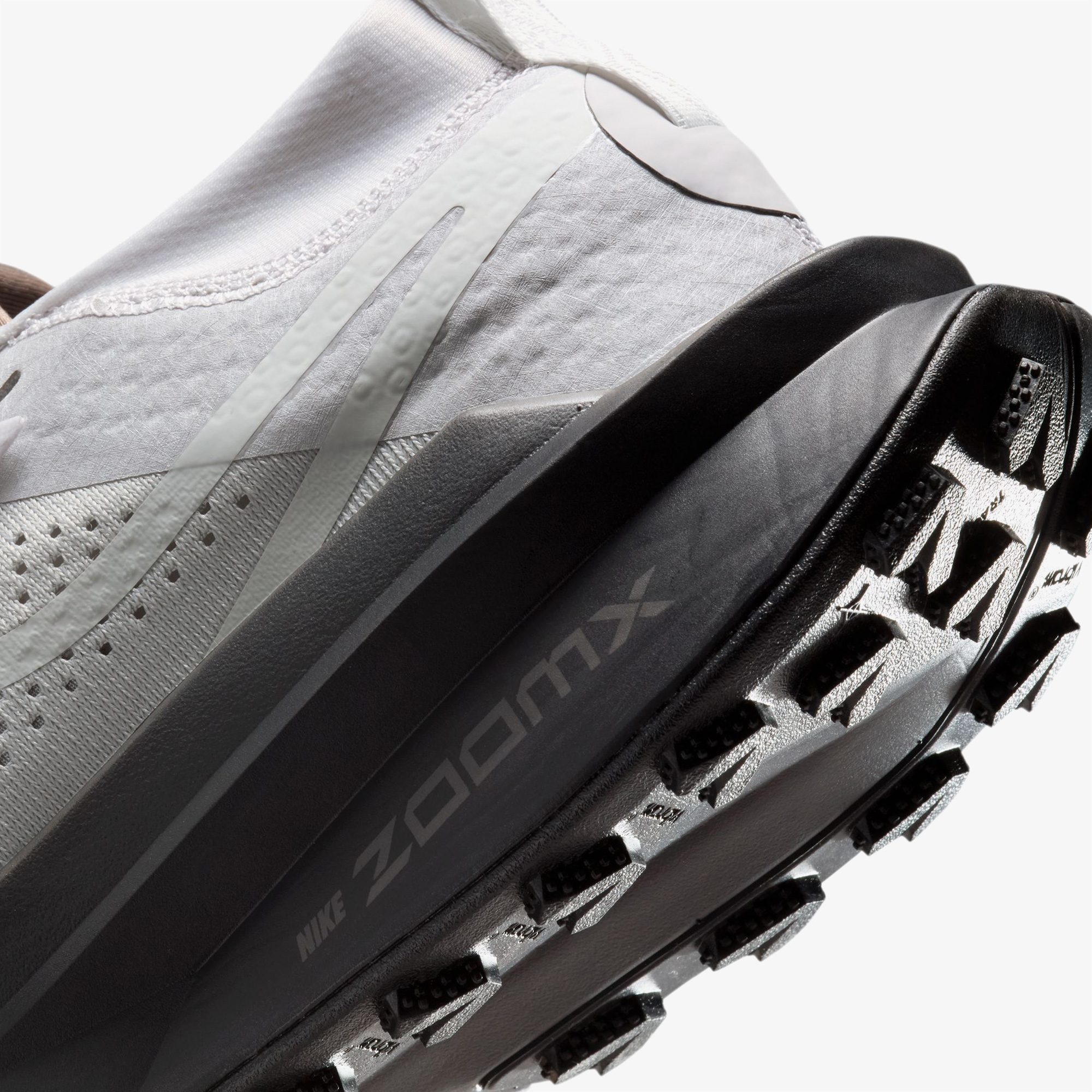 Nike Zegama Trail 2 Erkek Gri Koşu Ayakkabısı