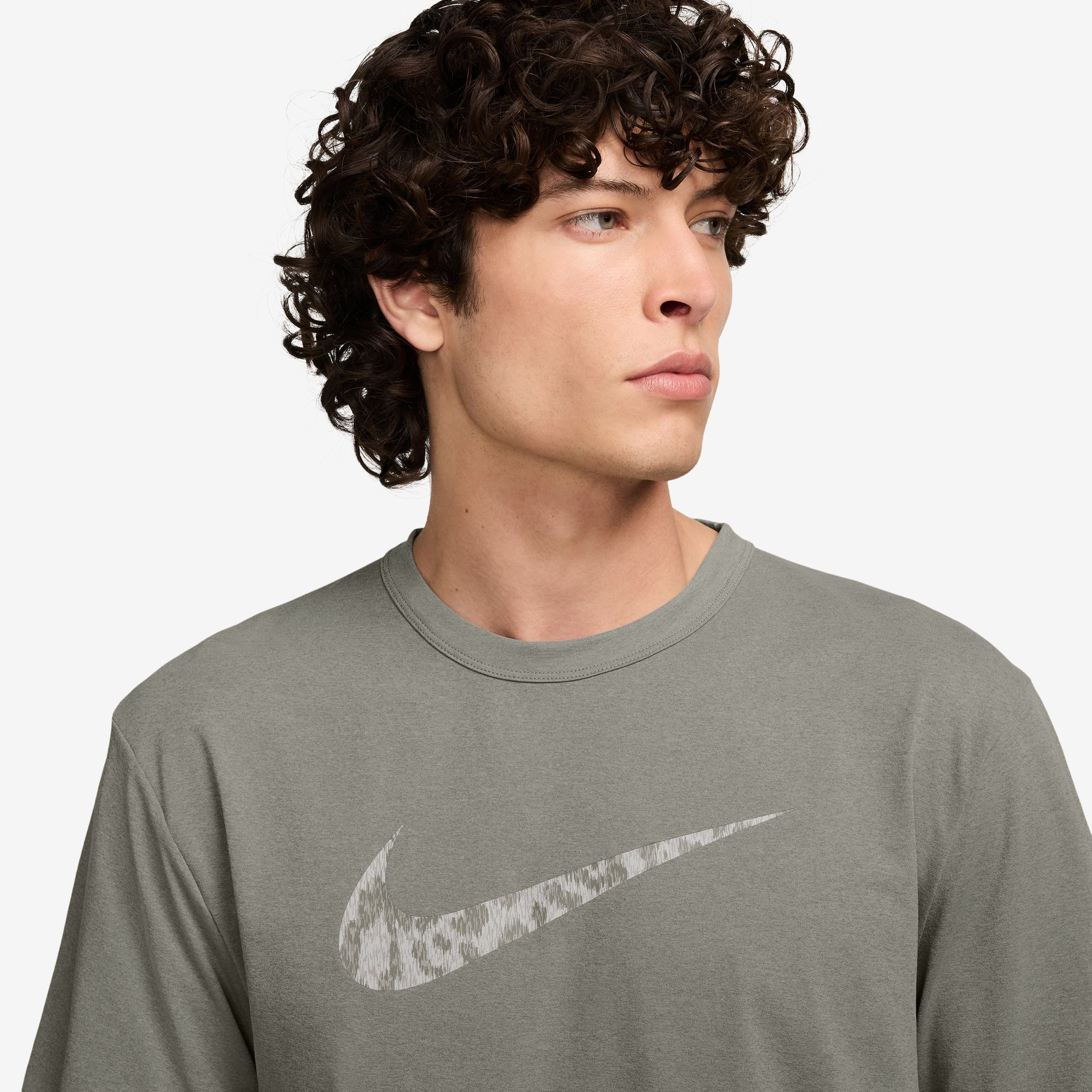 Nike Dri-FIT Uv Hyverse Ss Print Erkek Yeşil T-Shirt