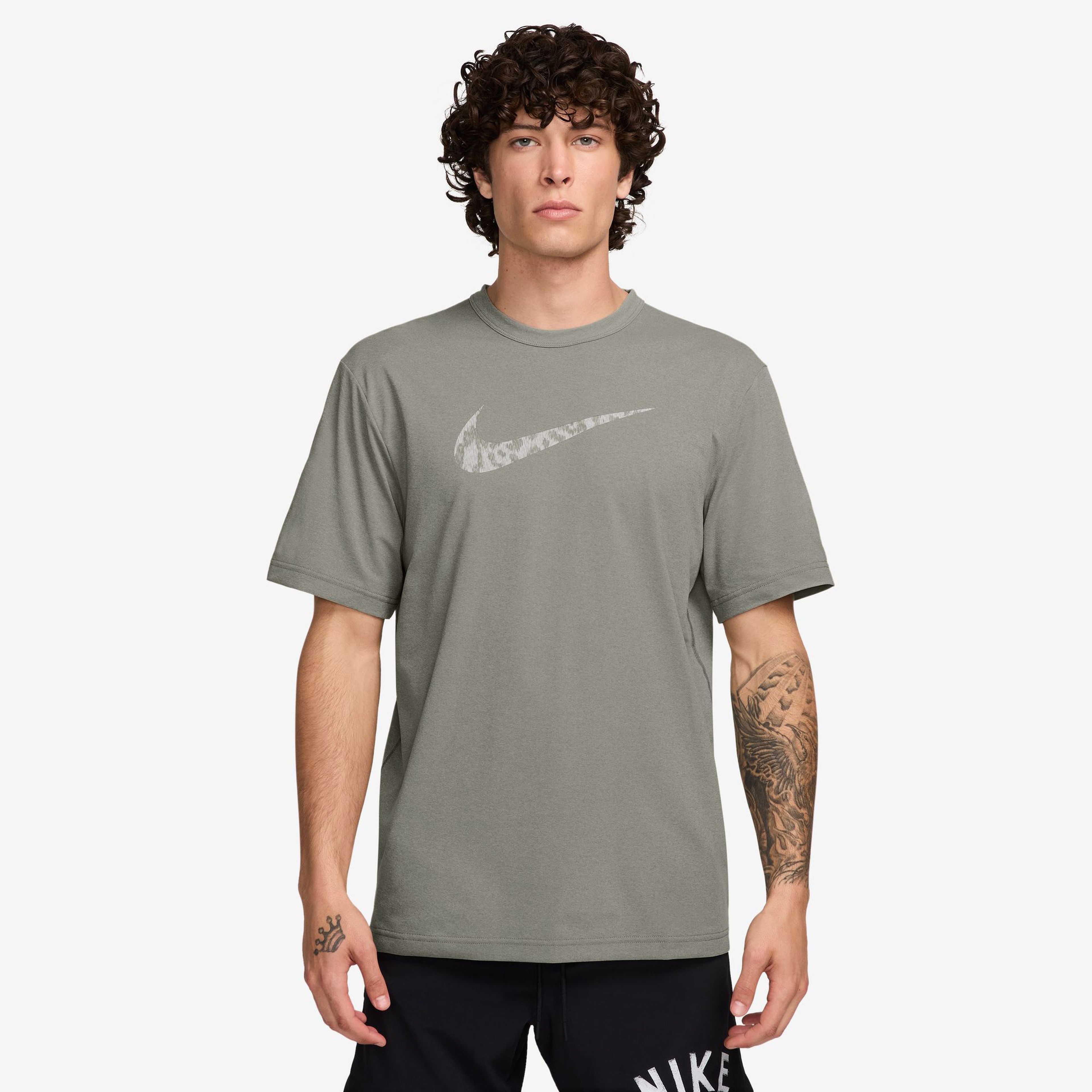 Nike Dri-FIT Uv Hyverse Ss Print Erkek Yeşil T-Shirt
