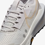 Nike Zegama 2 Kadın Gri Koşu Ayakkabısı