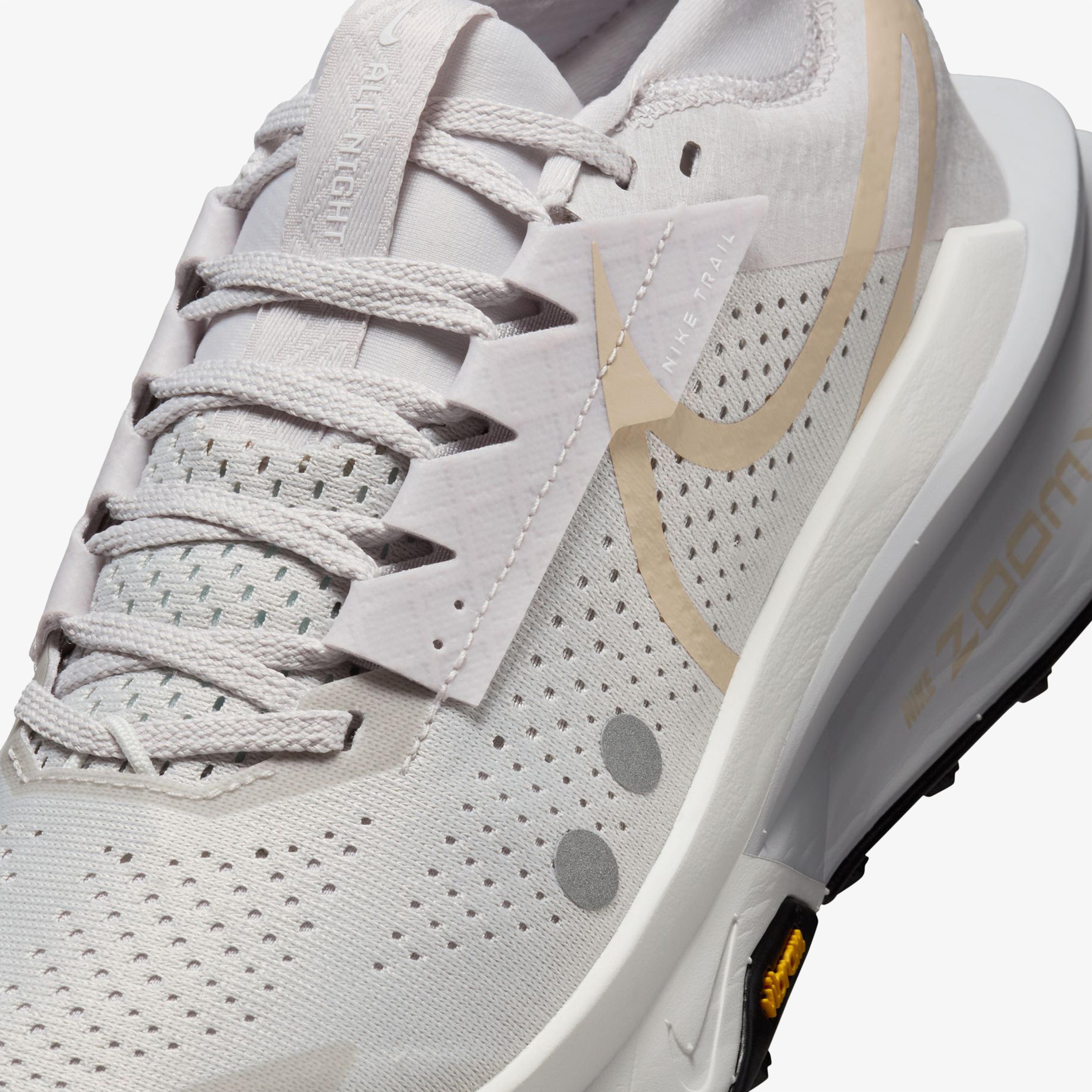 Nike Zegama 2 Kadın Gri Koşu Ayakkabısı