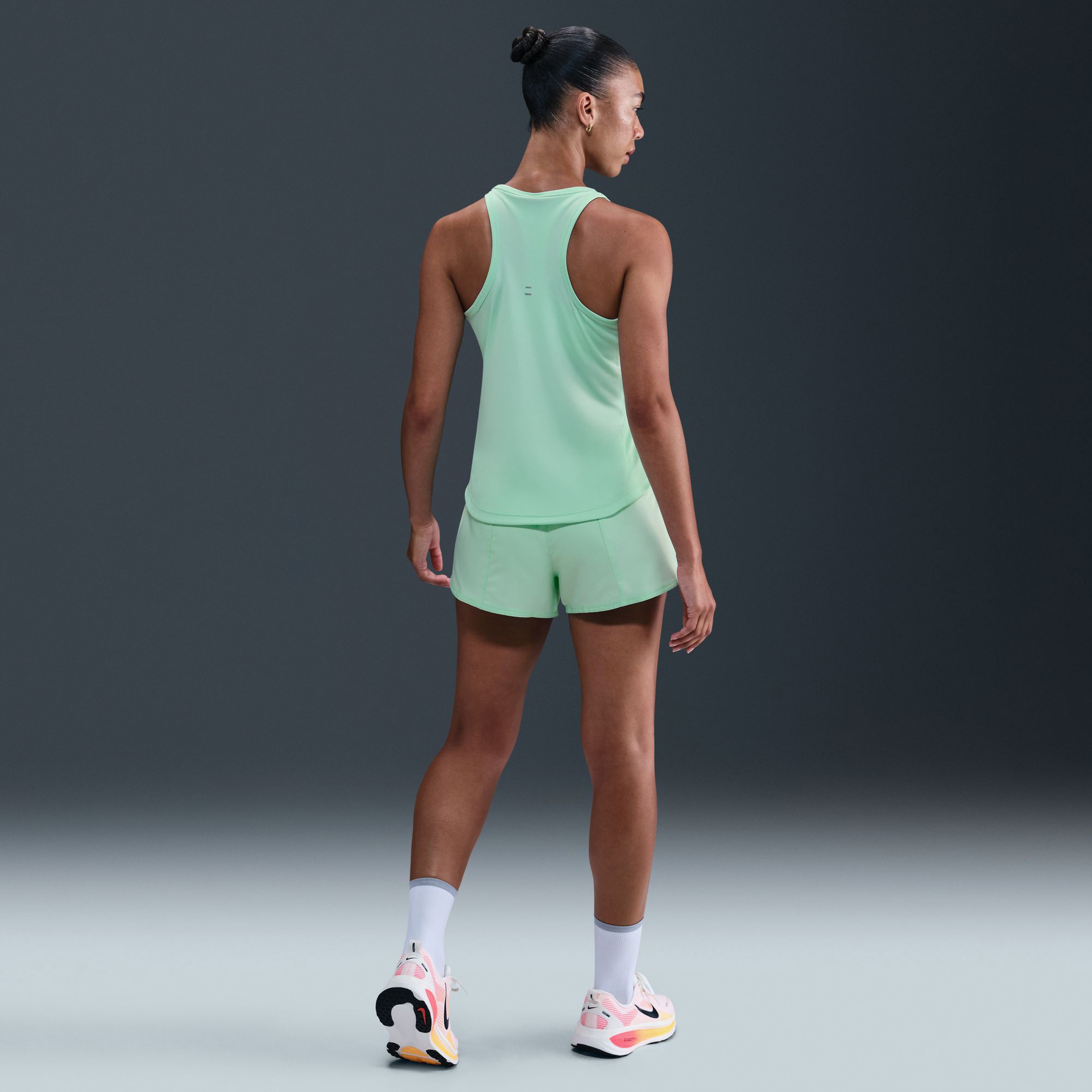 Nike One Swoosh Kadın Yeşil Koşu Şortu