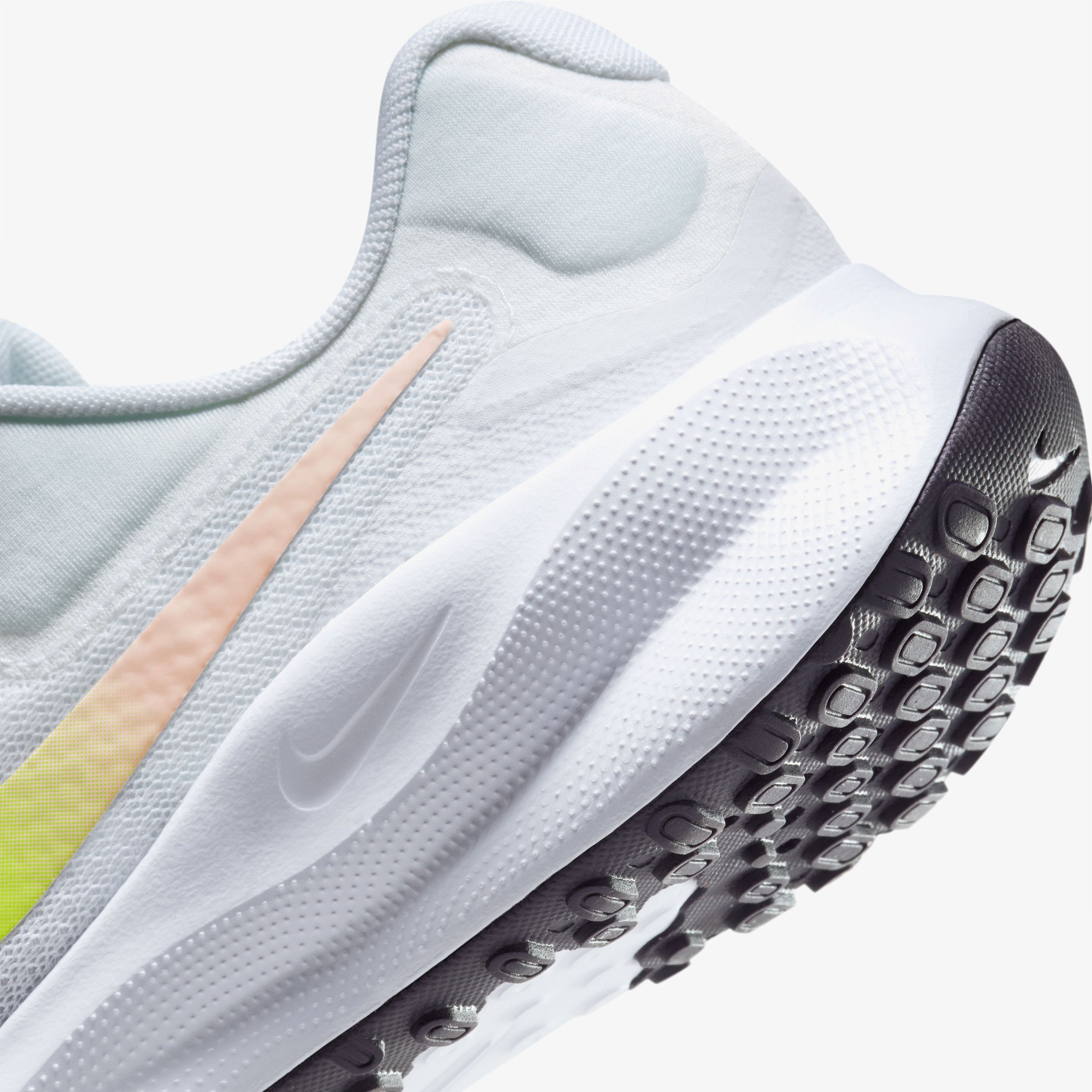 Nike Revolution 7 Kadın Beyaz Koşu Ayakkabısı