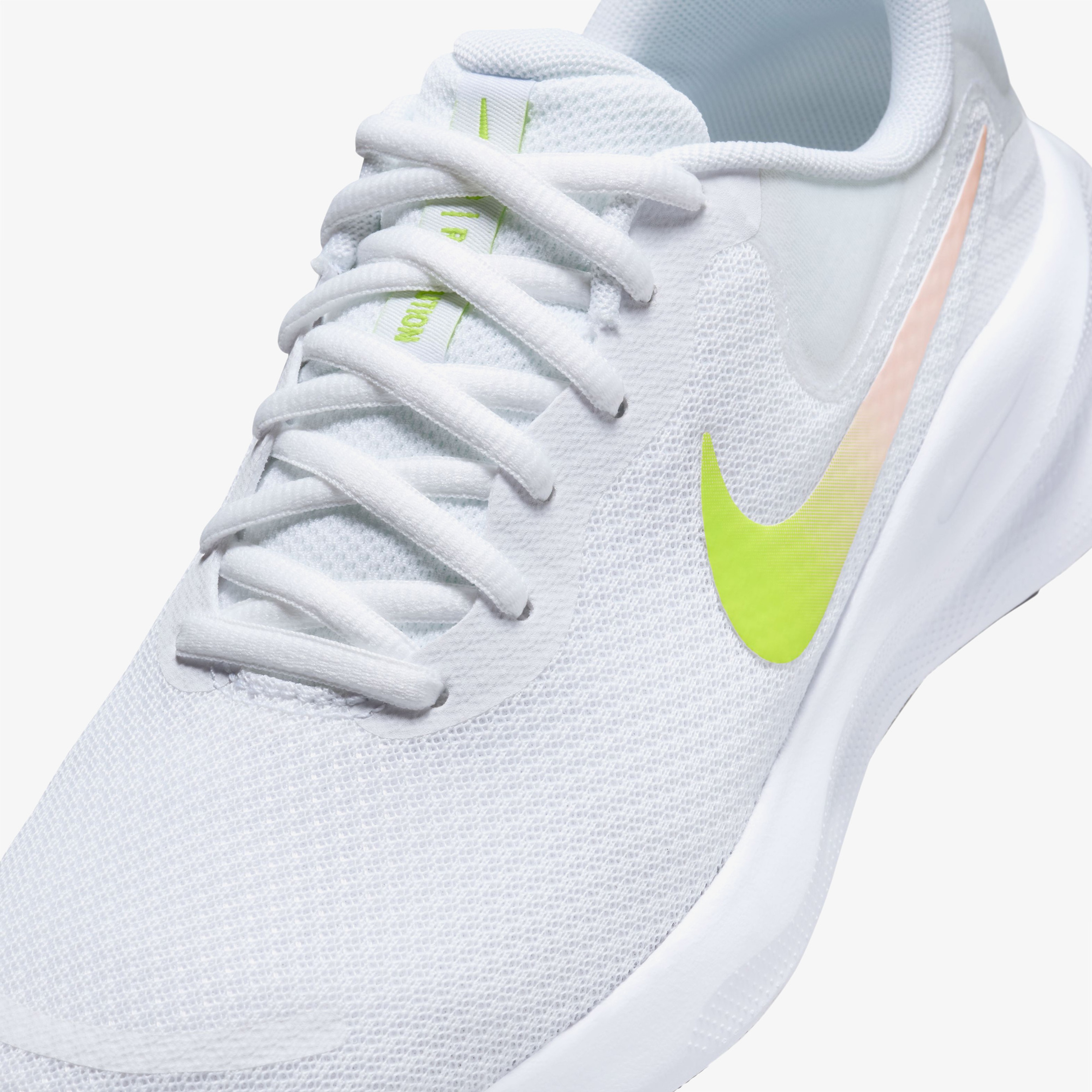 Nike Revolution 7 Kadın Beyaz Koşu Ayakkabısı