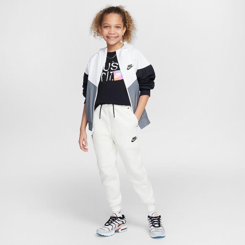 Nike Sportswear Genç Çocuk Siyah T-Shirt