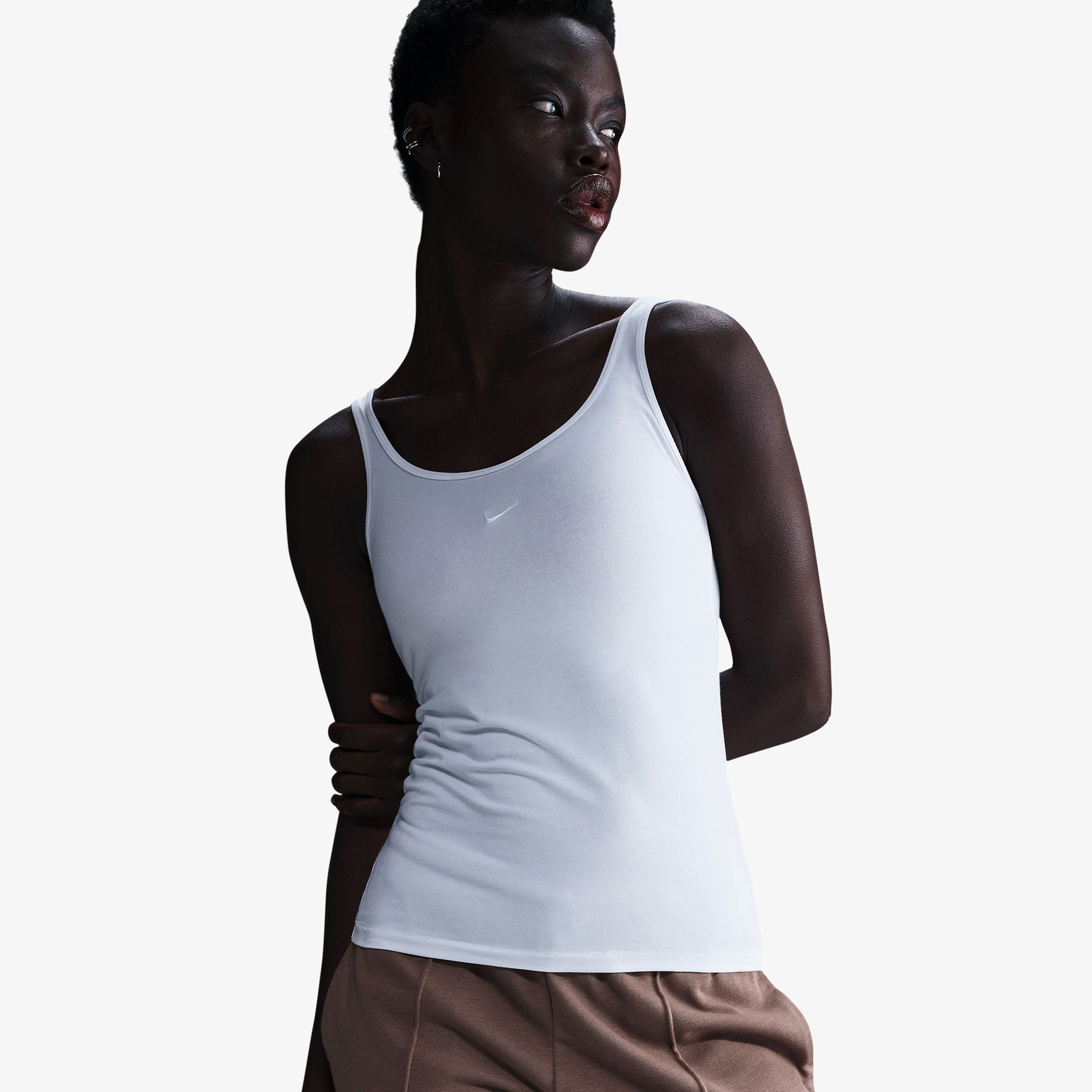 Nike Sportswear Chill Knit Kadın Beyaz Kolsuz T-Shirt