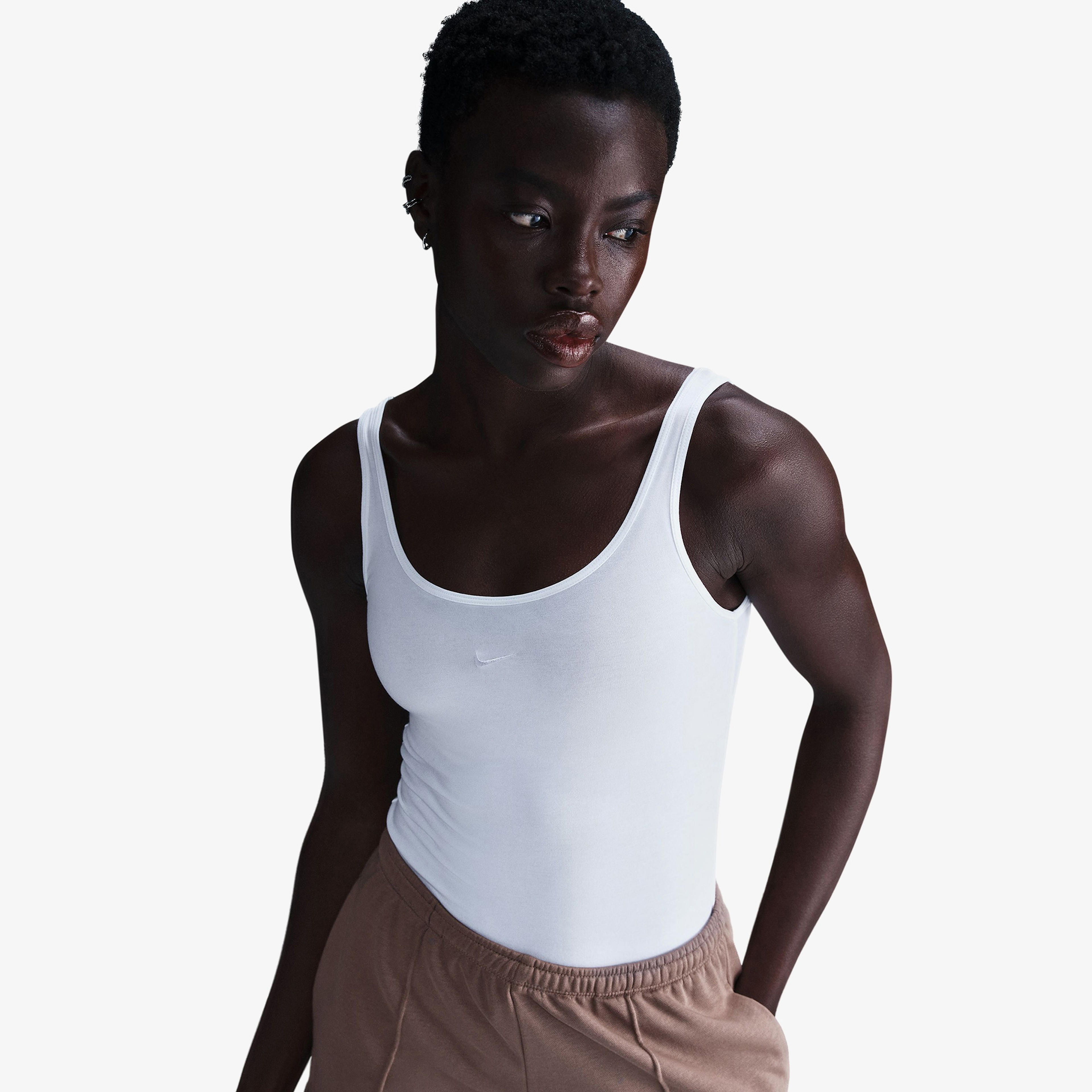 Nike Sportswear Chill Knit Kadın Beyaz Kolsuz T-Shirt