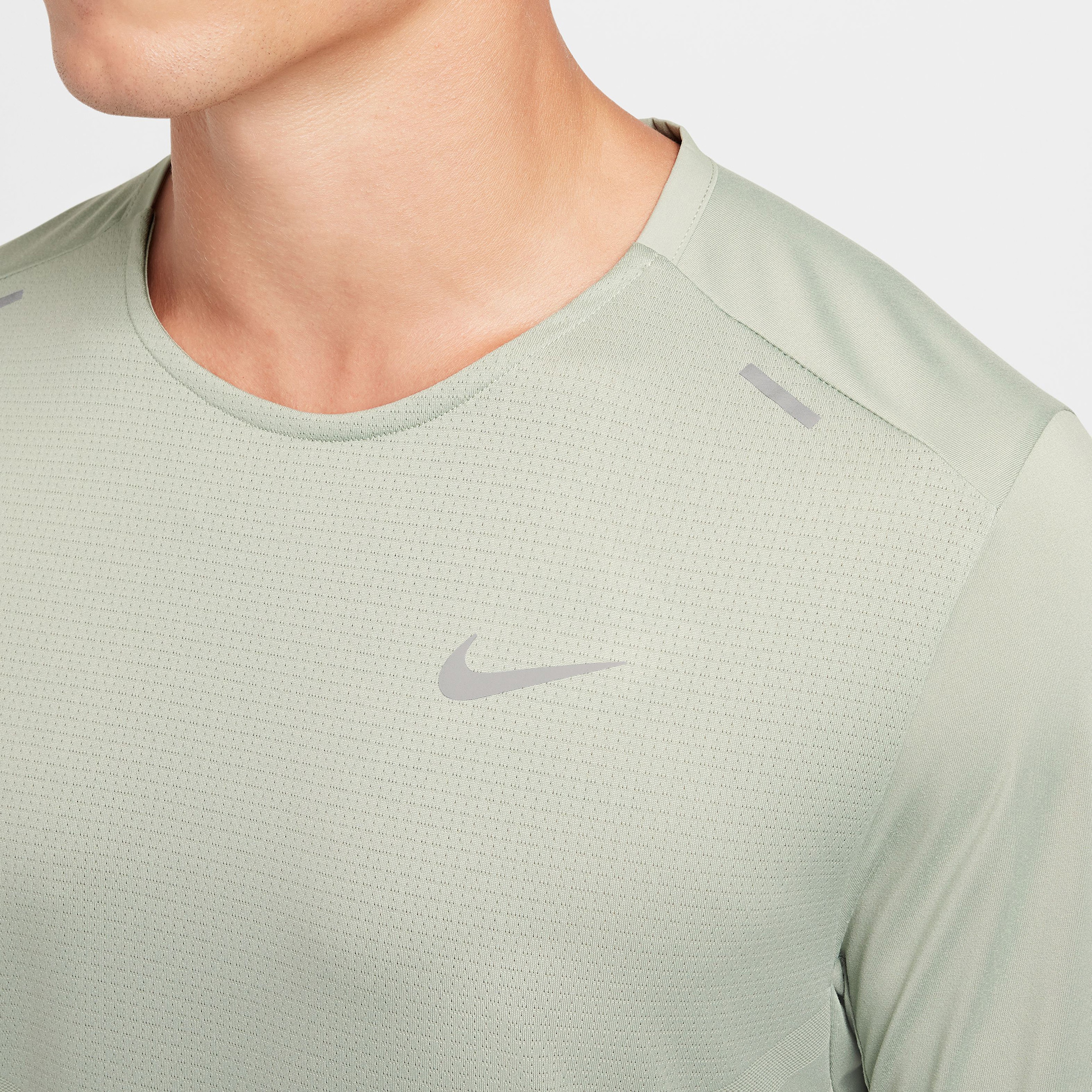 Nike Dri-Fit Rise 365 Erkek Yeşil T-Shirt