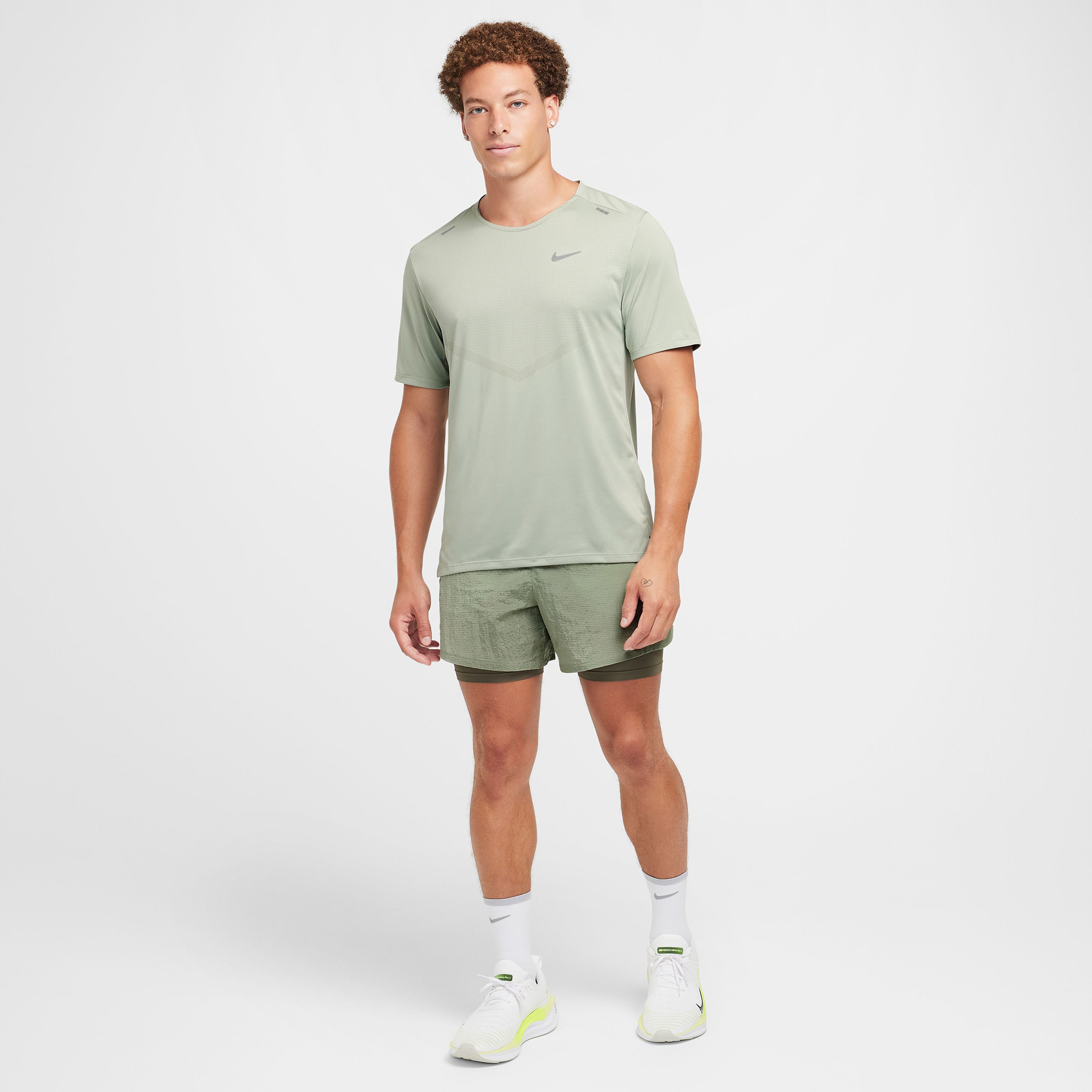 Nike Dri-Fit Rise 365 Erkek Yeşil T-Shirt