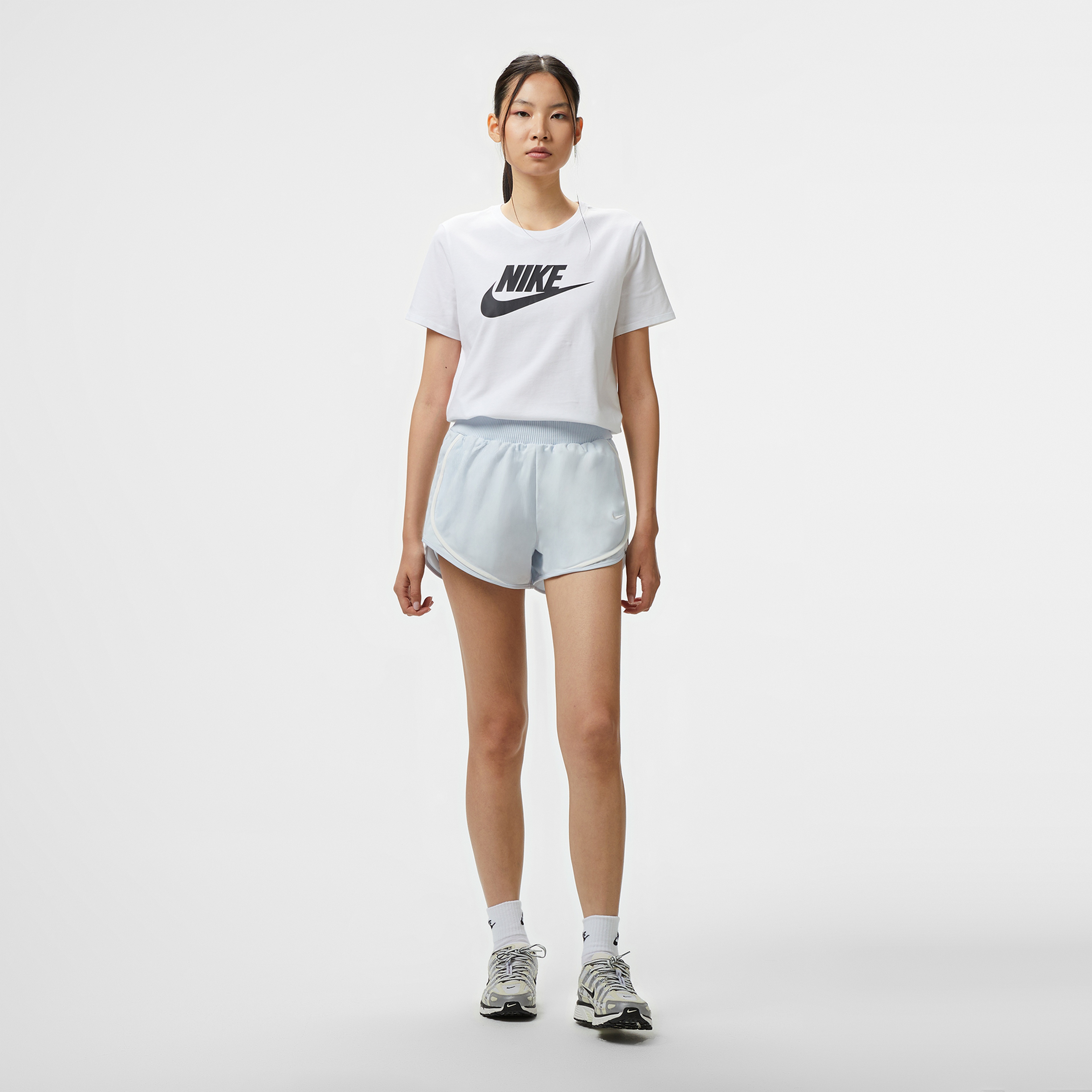 Nike Sportswear Essential Icon Kadın Beyaz T-Shirt