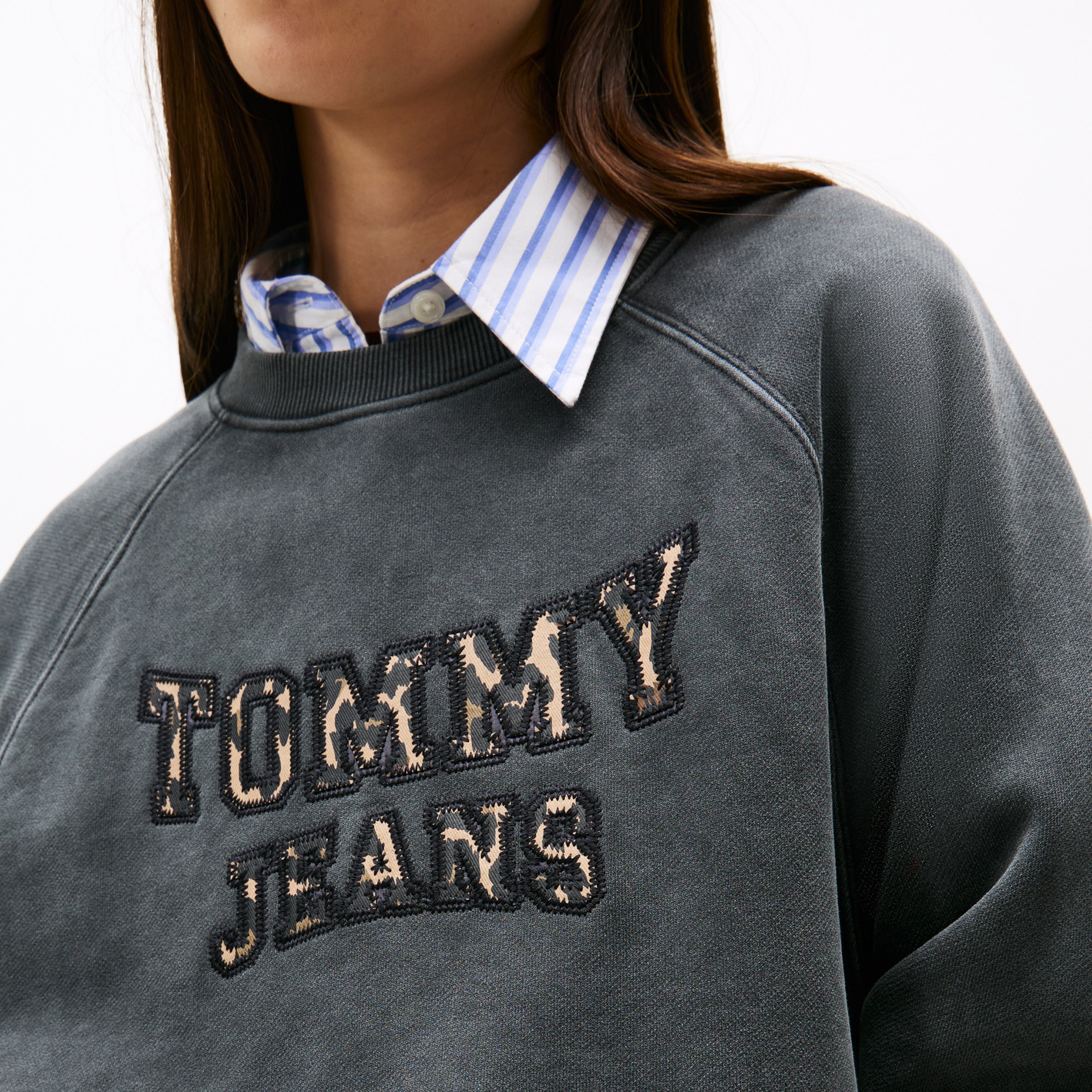 Tommy Jeans Leopard Varsity Crew Kadın Siyah Sweatshirt