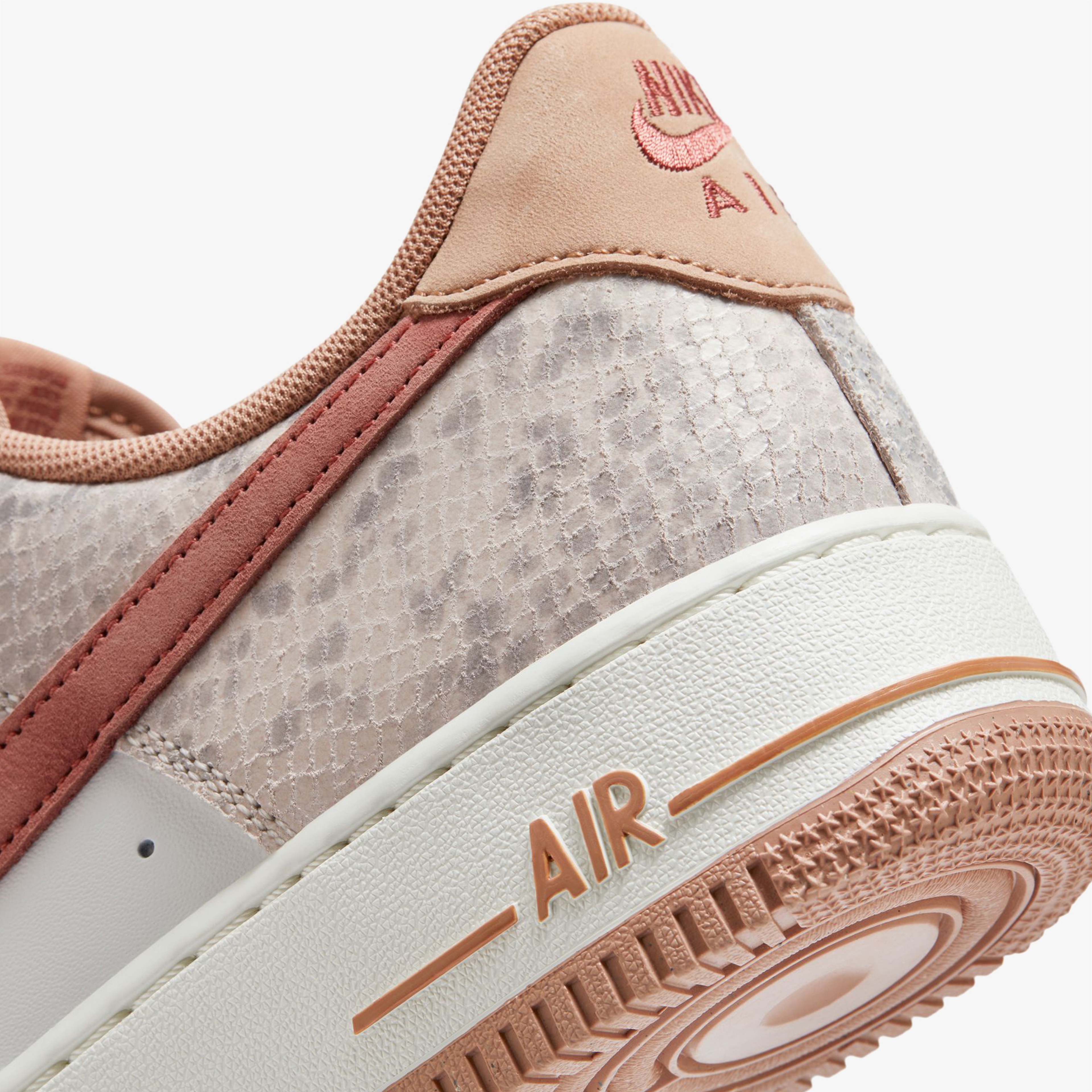 Nike Air Force 1 '07 LV8 Erkek Beyaz Sneaker