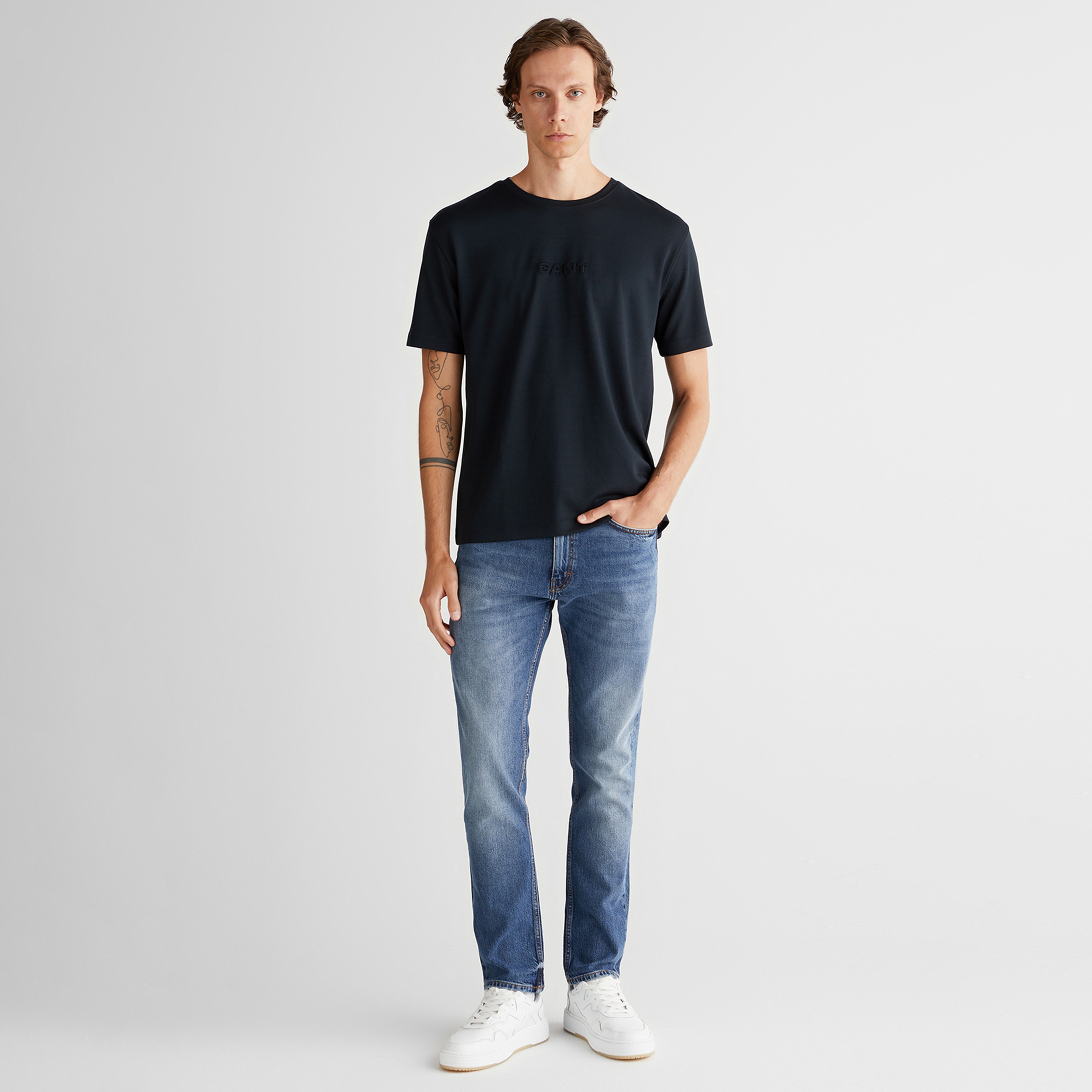 Emboss c-neck t-shirt