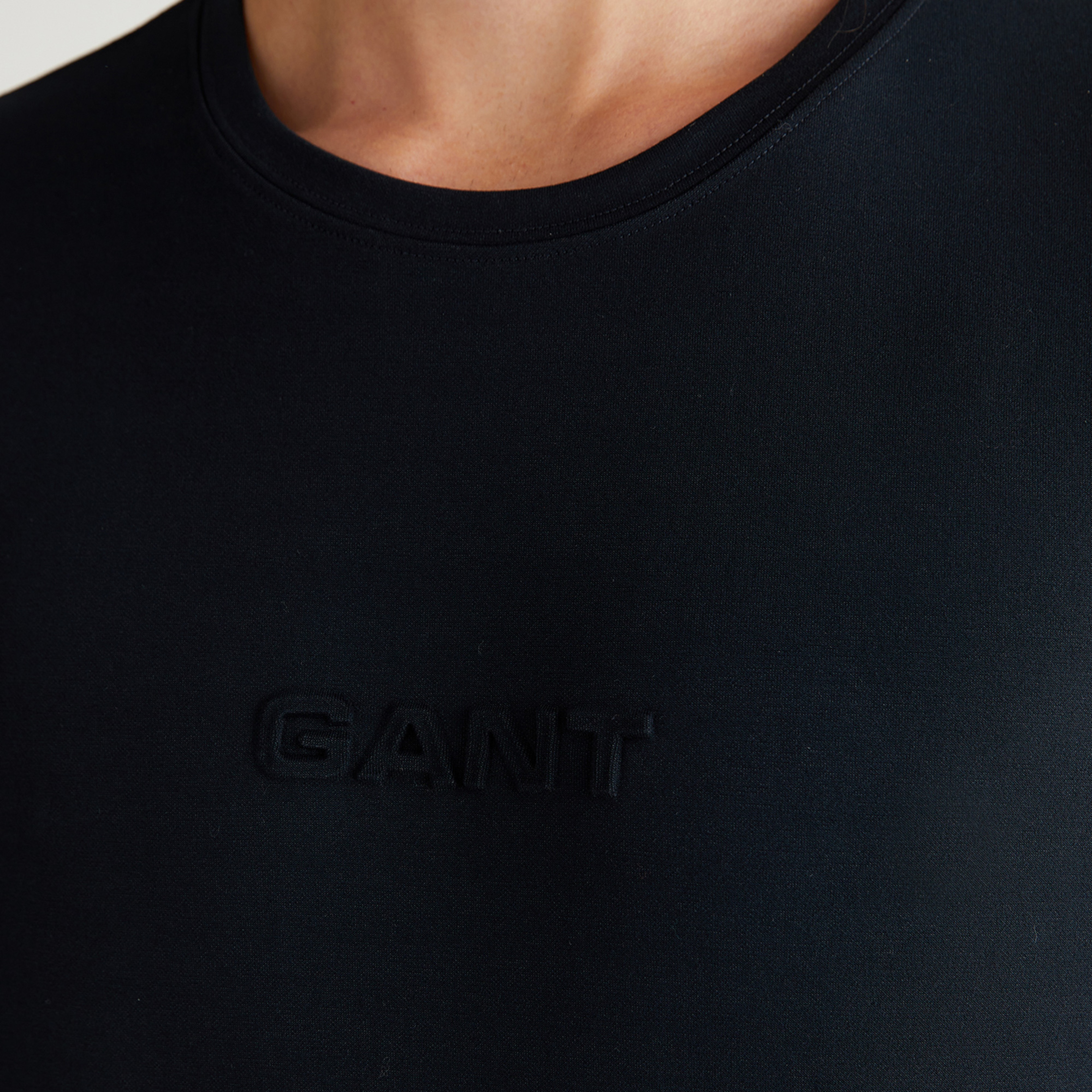 Emboss c-neck t-shirt