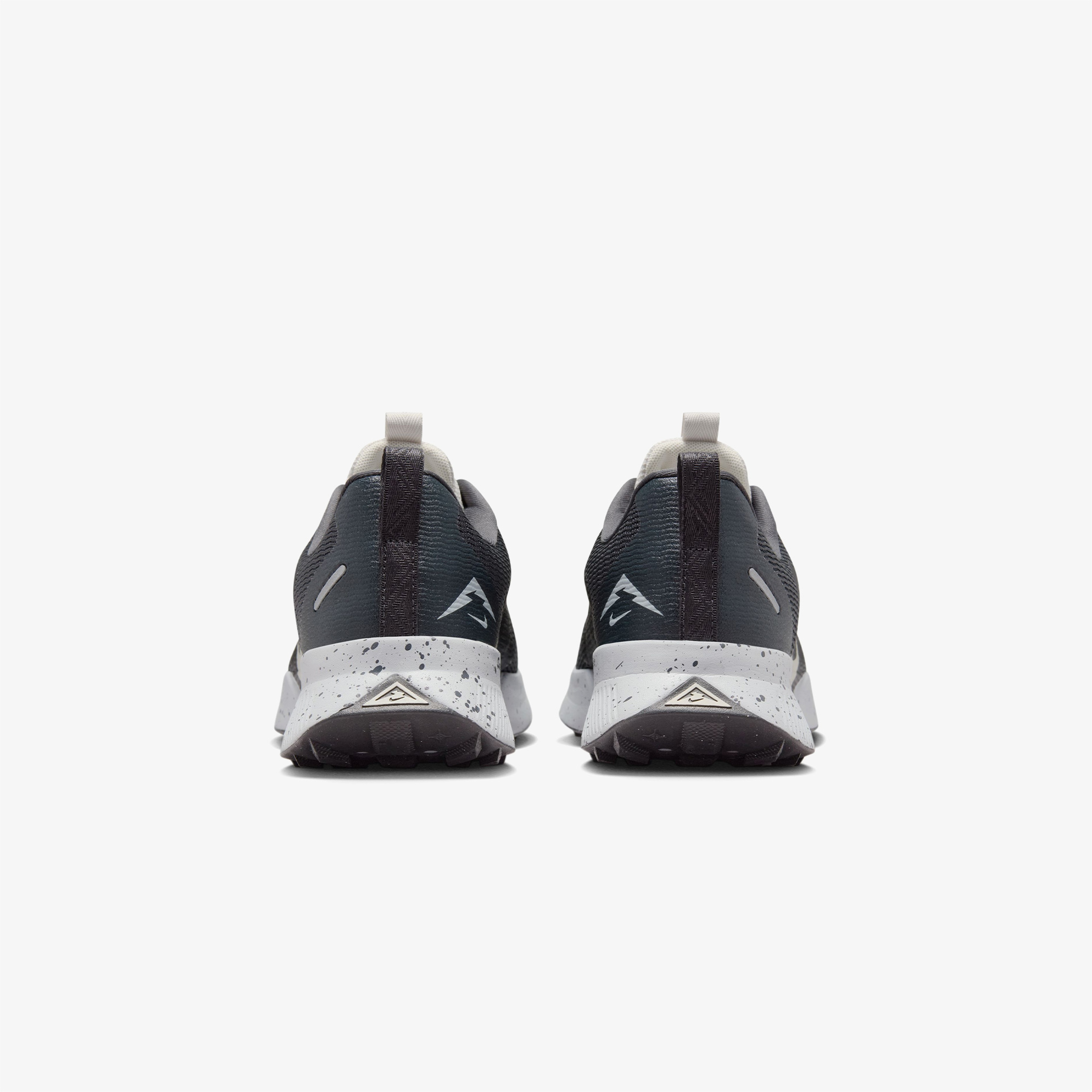 Nike Juniper Trail 3 Erkek Gri Koşu Ayakkabısı