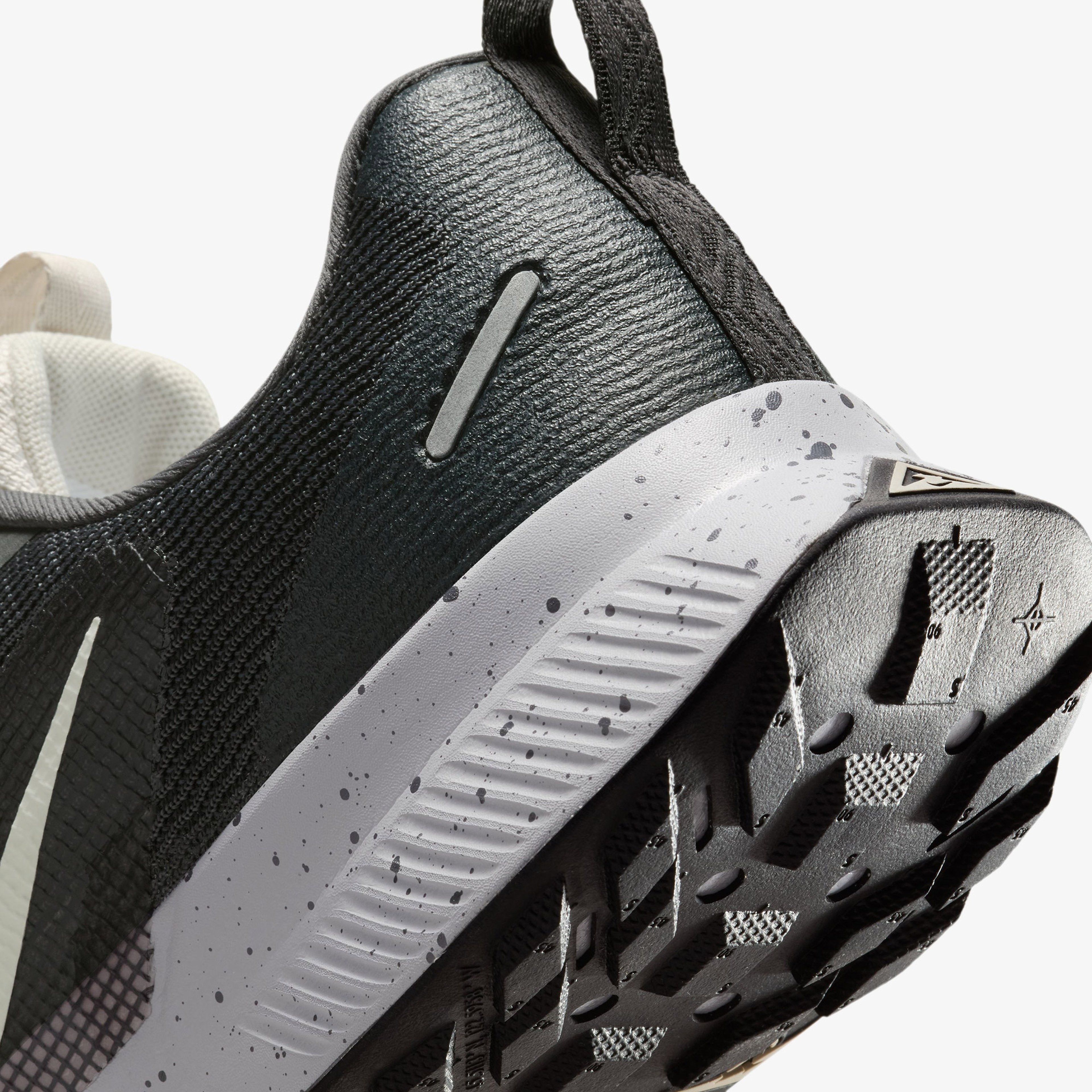 Nike Juniper Trail 3 Erkek Gri Koşu Ayakkabısı