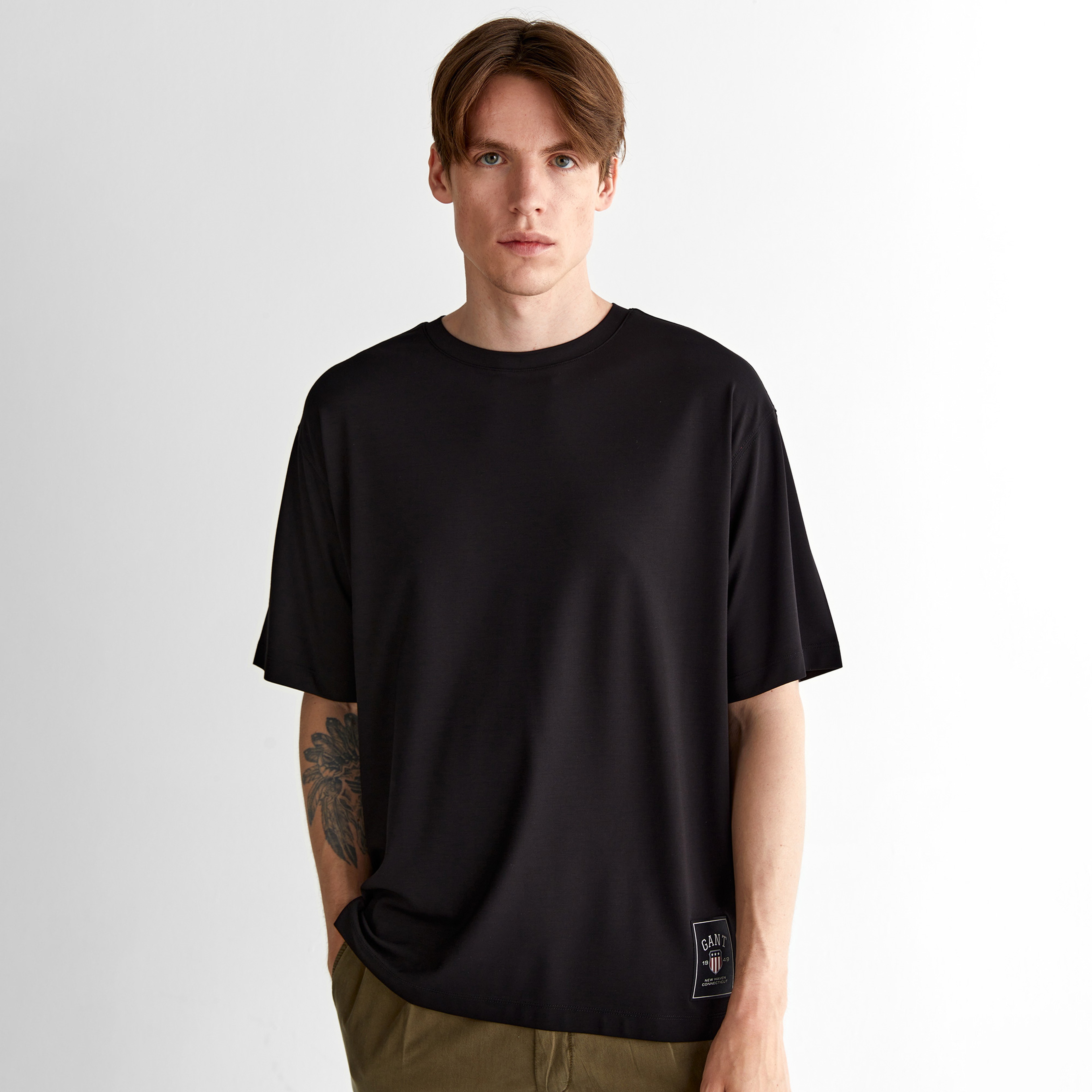 GANT Erkek Siyah Relaxed Fit Bisiklet Yaka Logolu T-Shirt