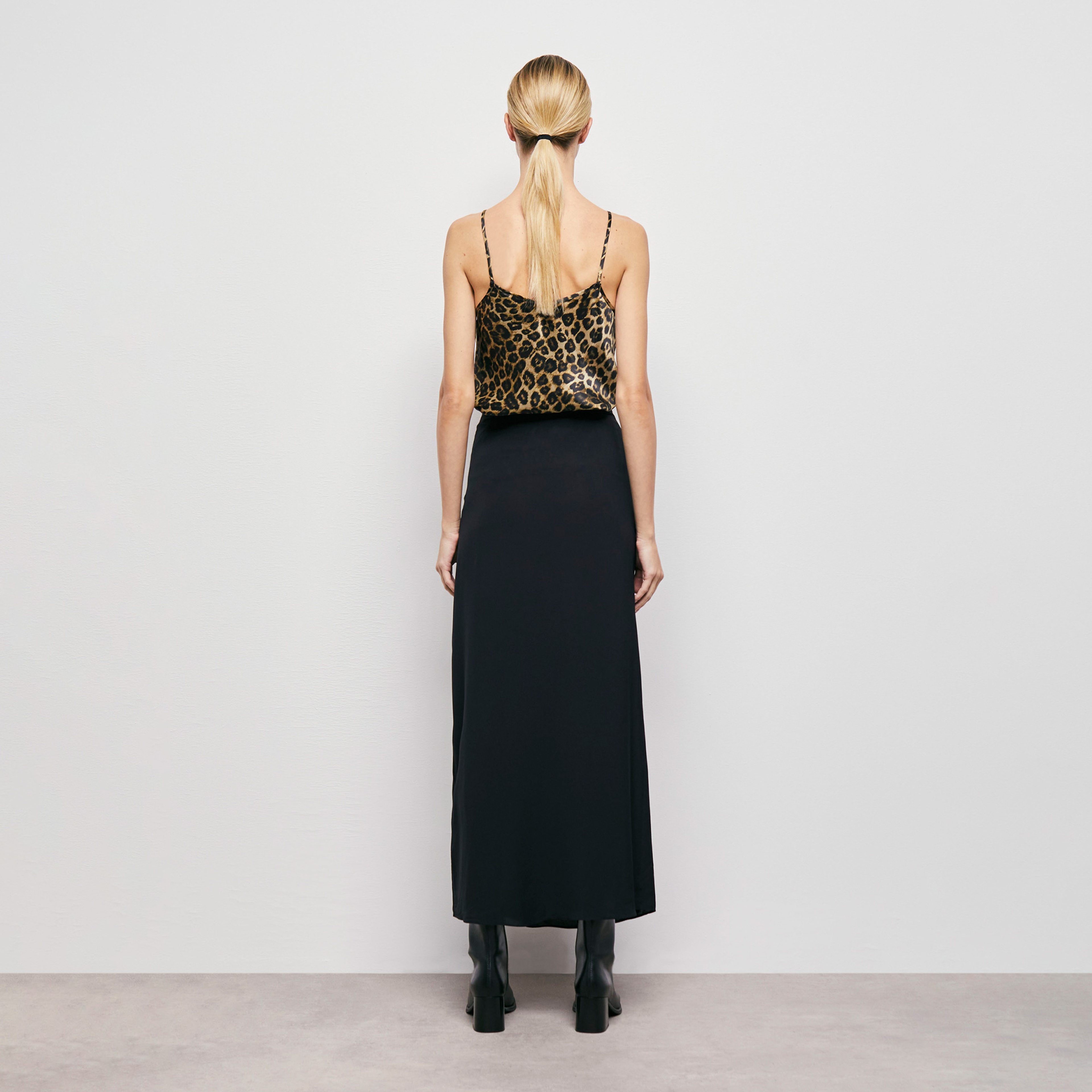 KADIN SİYAH UZUN ETEK