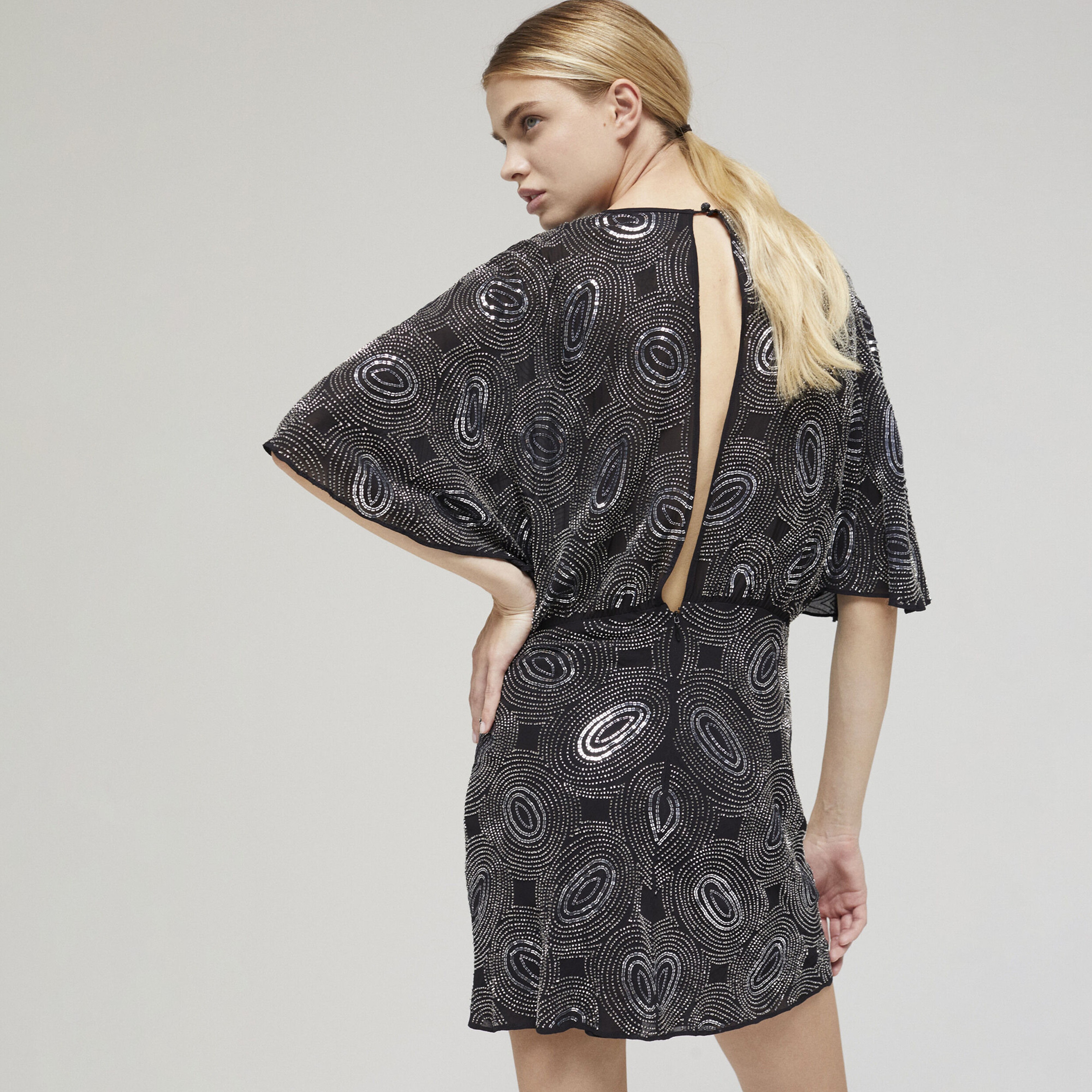 KADIN DESENLİ SİYAH ELBİSE