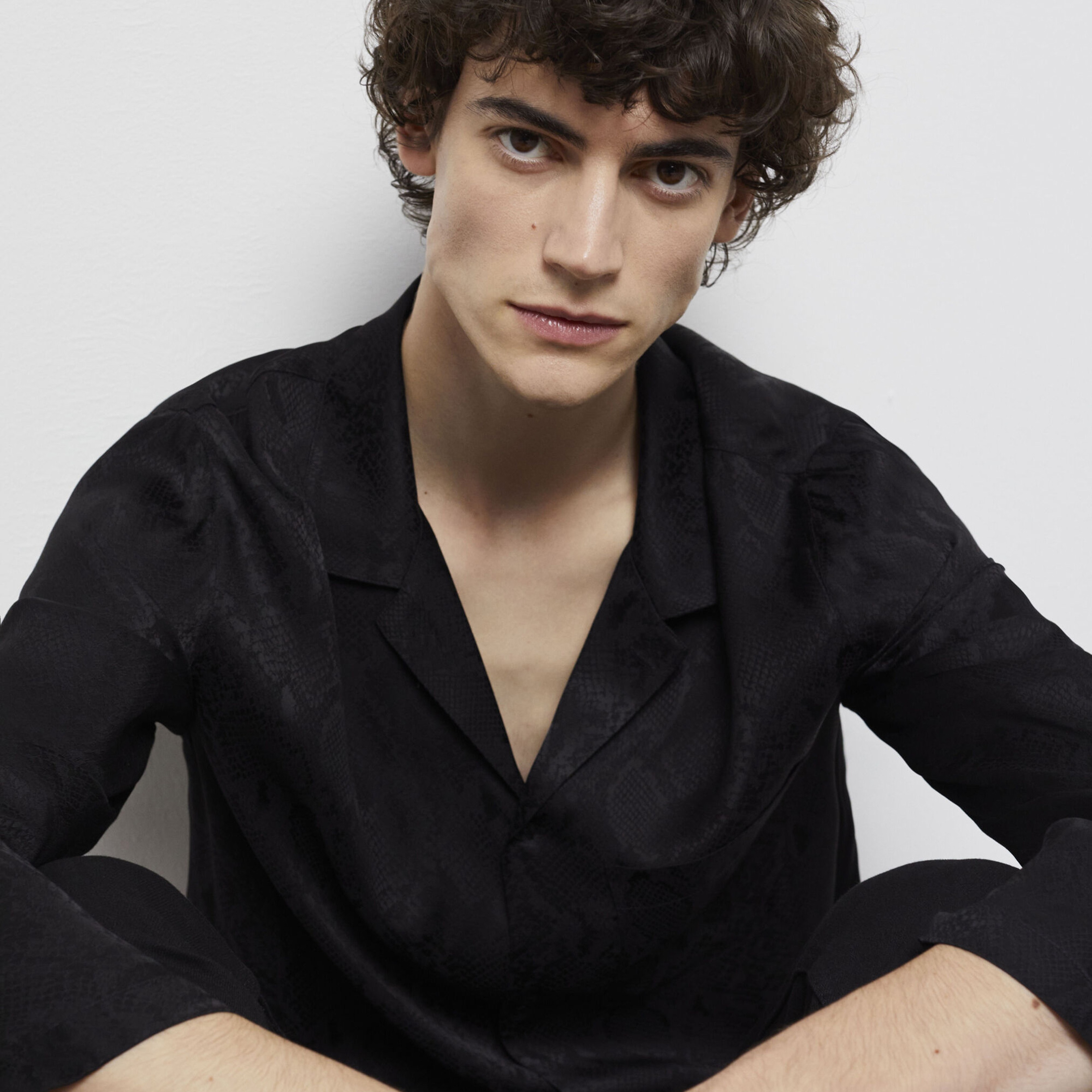 ERKEK DESENLİ SİYAH GÖMLEK