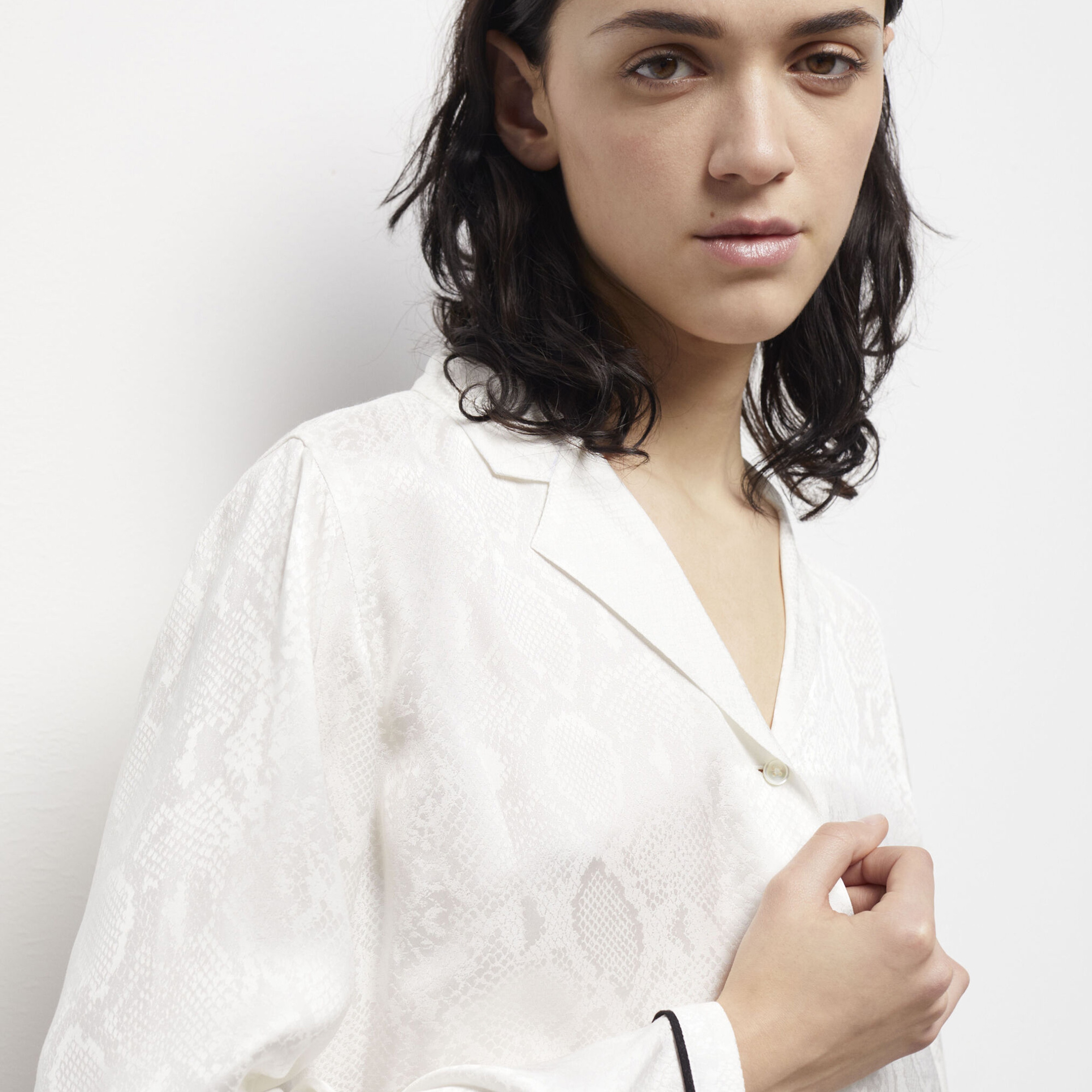 KADIN DESENLİ BEYAZ SATEN GÖMLEK