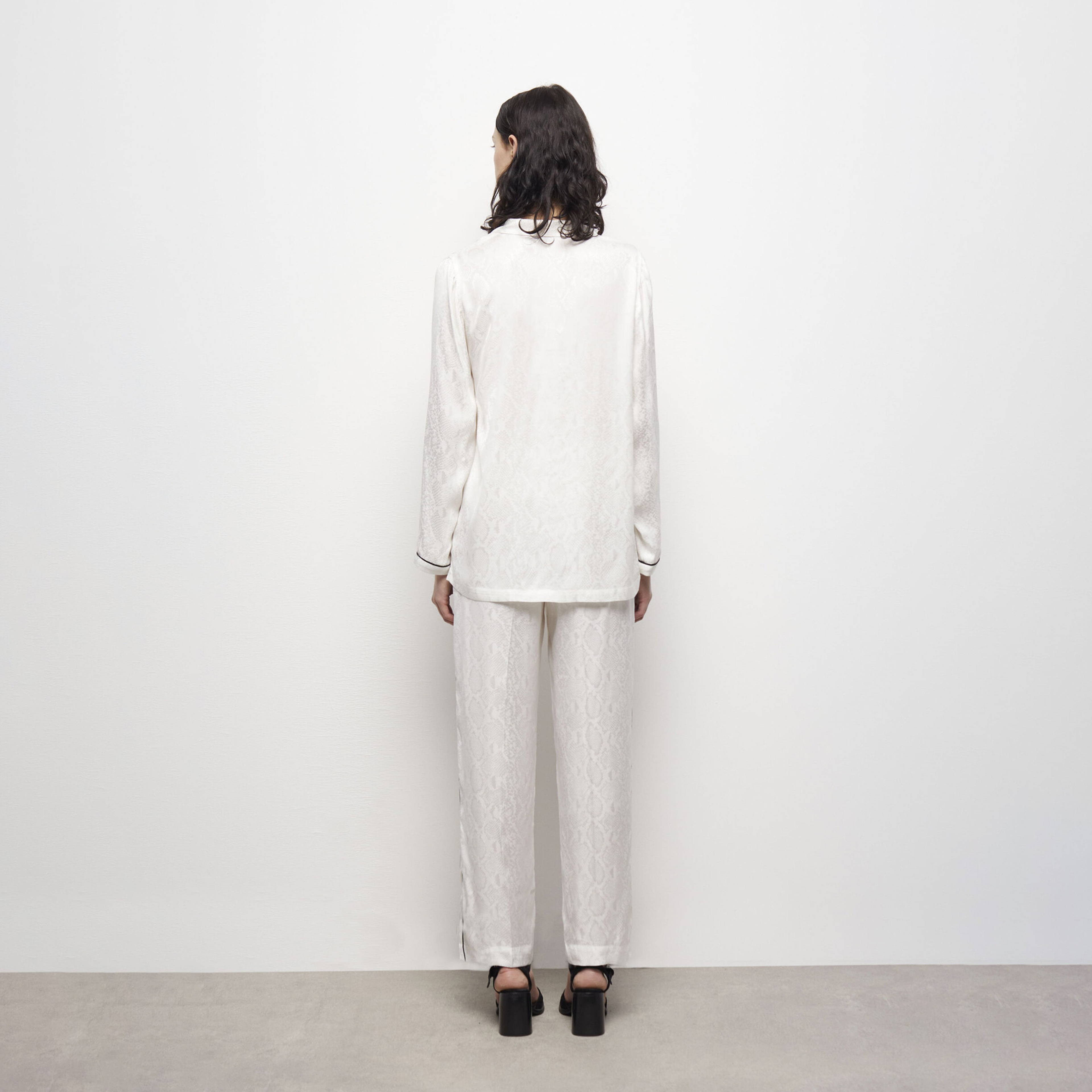 KADIN DESENLİ BEYAZ SATEN GÖMLEK