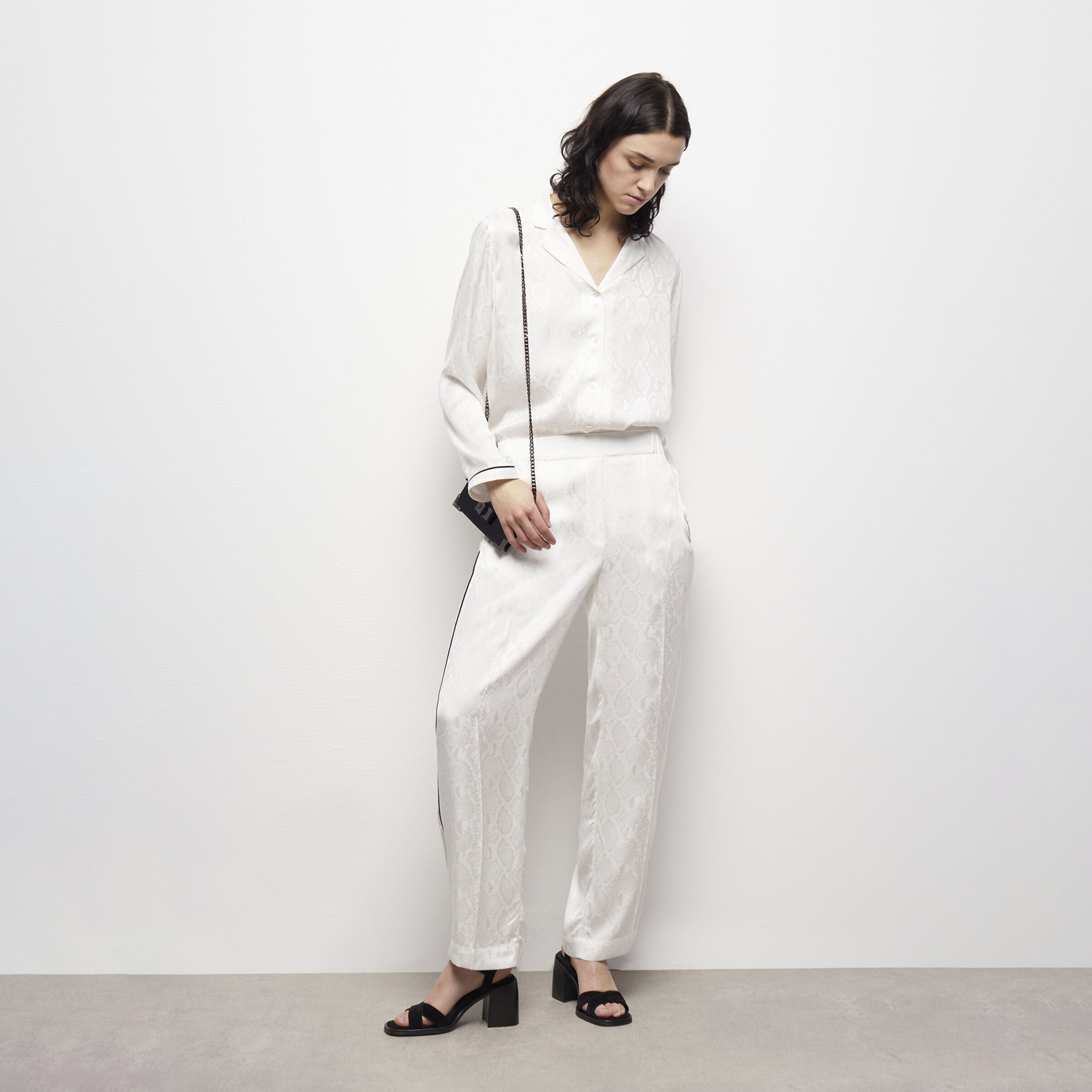 KADIN DESENLİ BEYAZ SATEN GÖMLEK